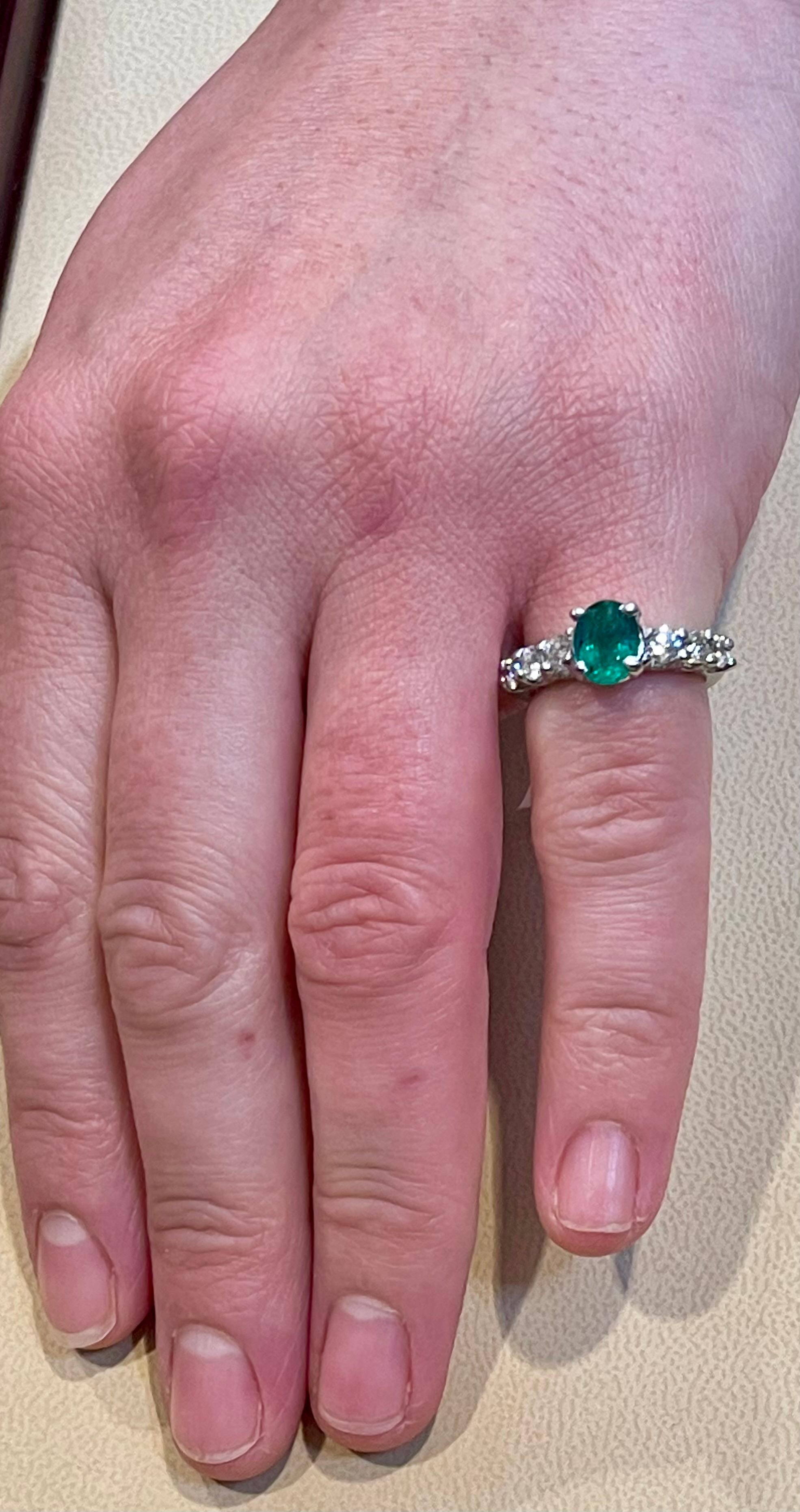 Esmeralda natural talla oval de 1,25 quilates y diamante de 0,90 quilates Anillo de platino en venta 2