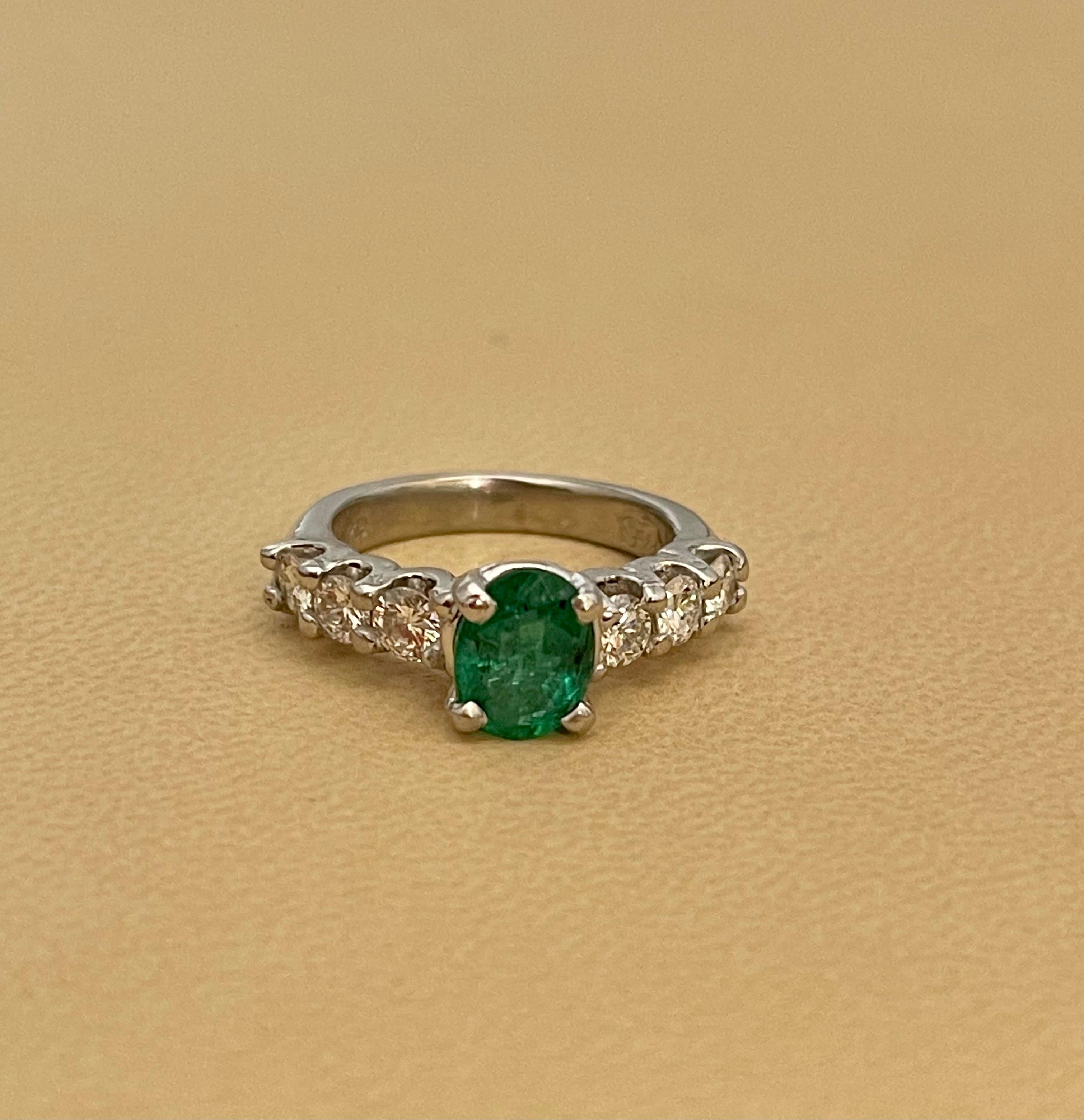 Bague en platine avec émeraude naturelle de taille ovale de 1,25 carat et diamants de 0,90 carat Pour femmes en vente