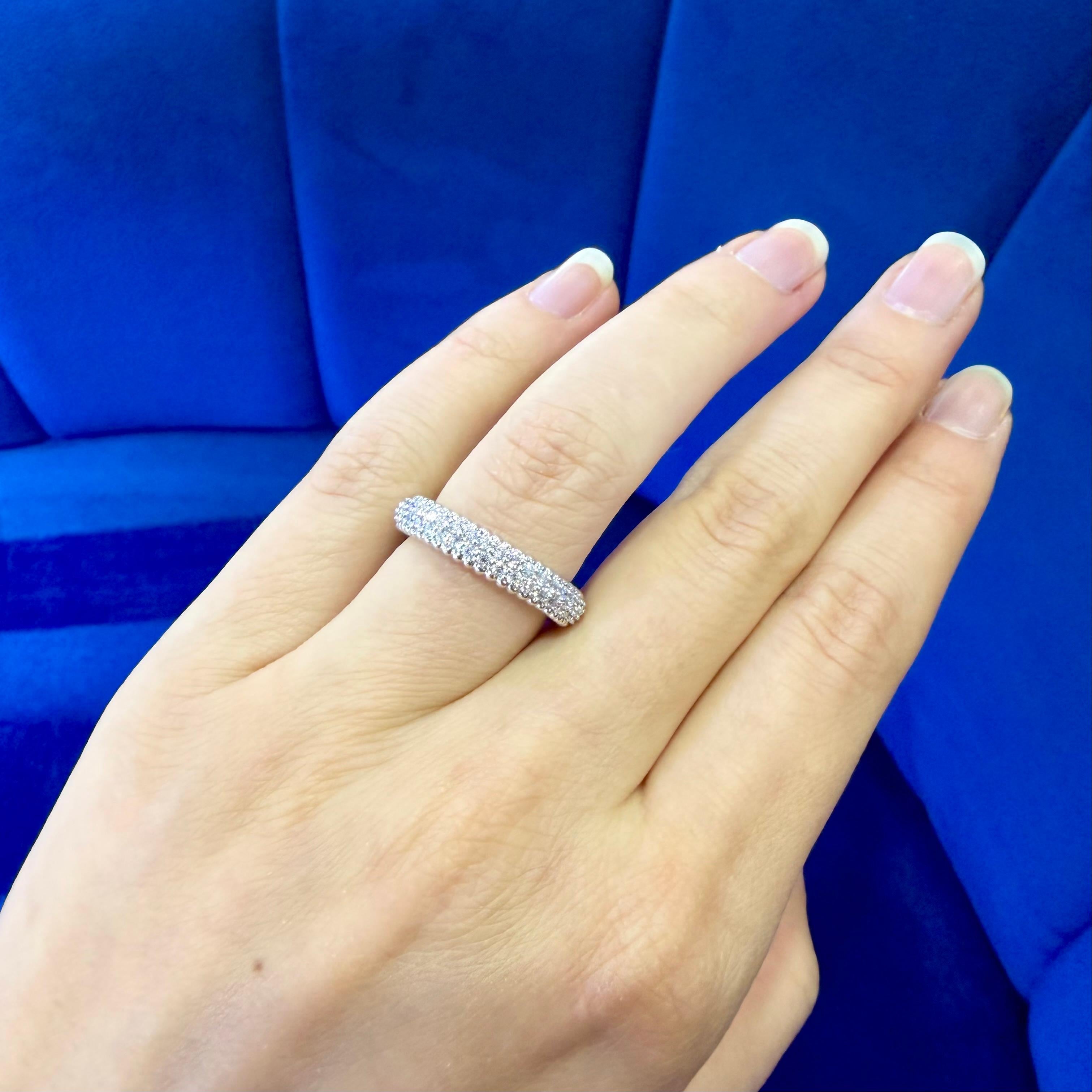 Bague d'éternité nervurée en or 14 carats avec diamants ronds naturels de 1,25 carat en vente 4