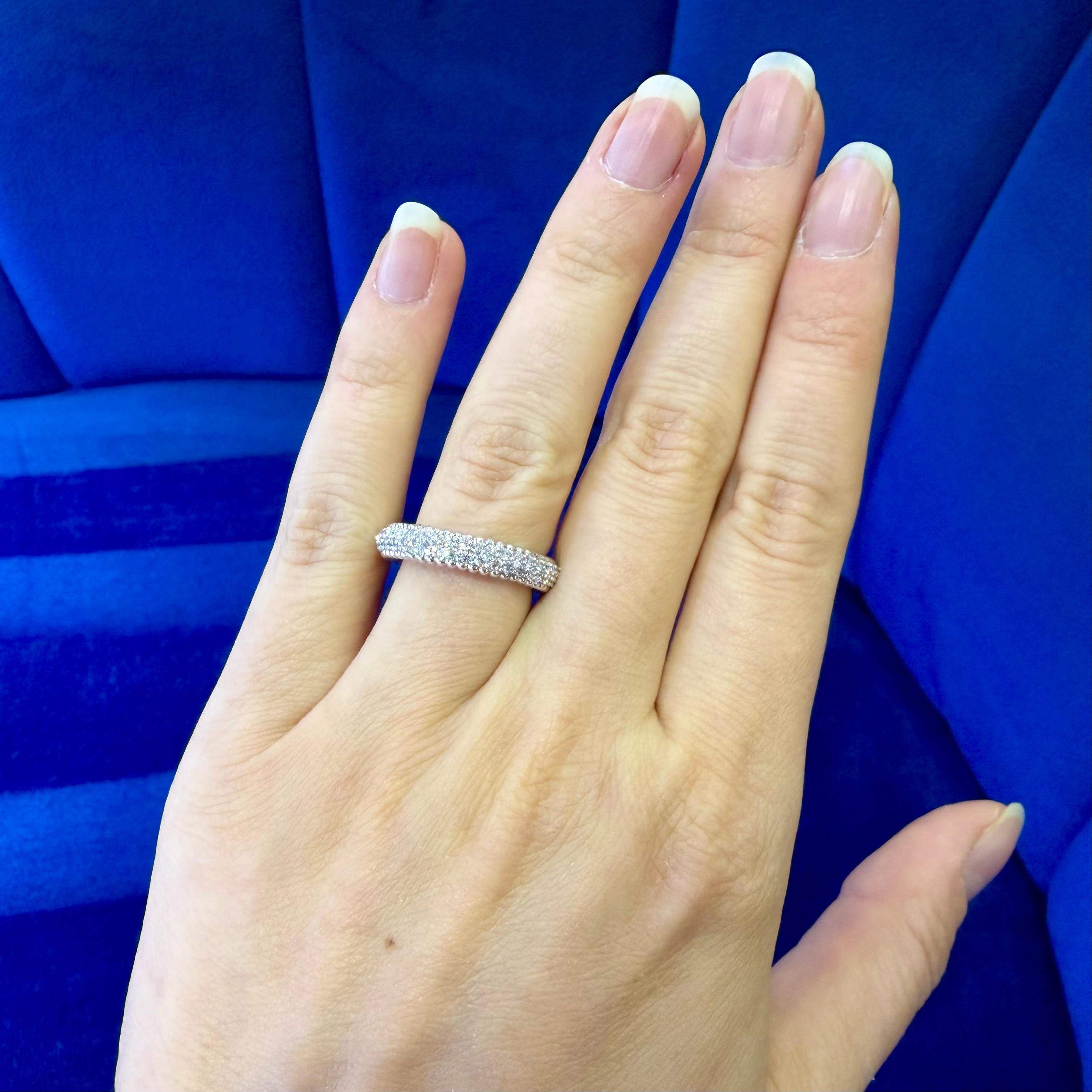 Bague d'éternité nervurée en or 14 carats avec diamants ronds naturels de 1,25 carat en vente 1