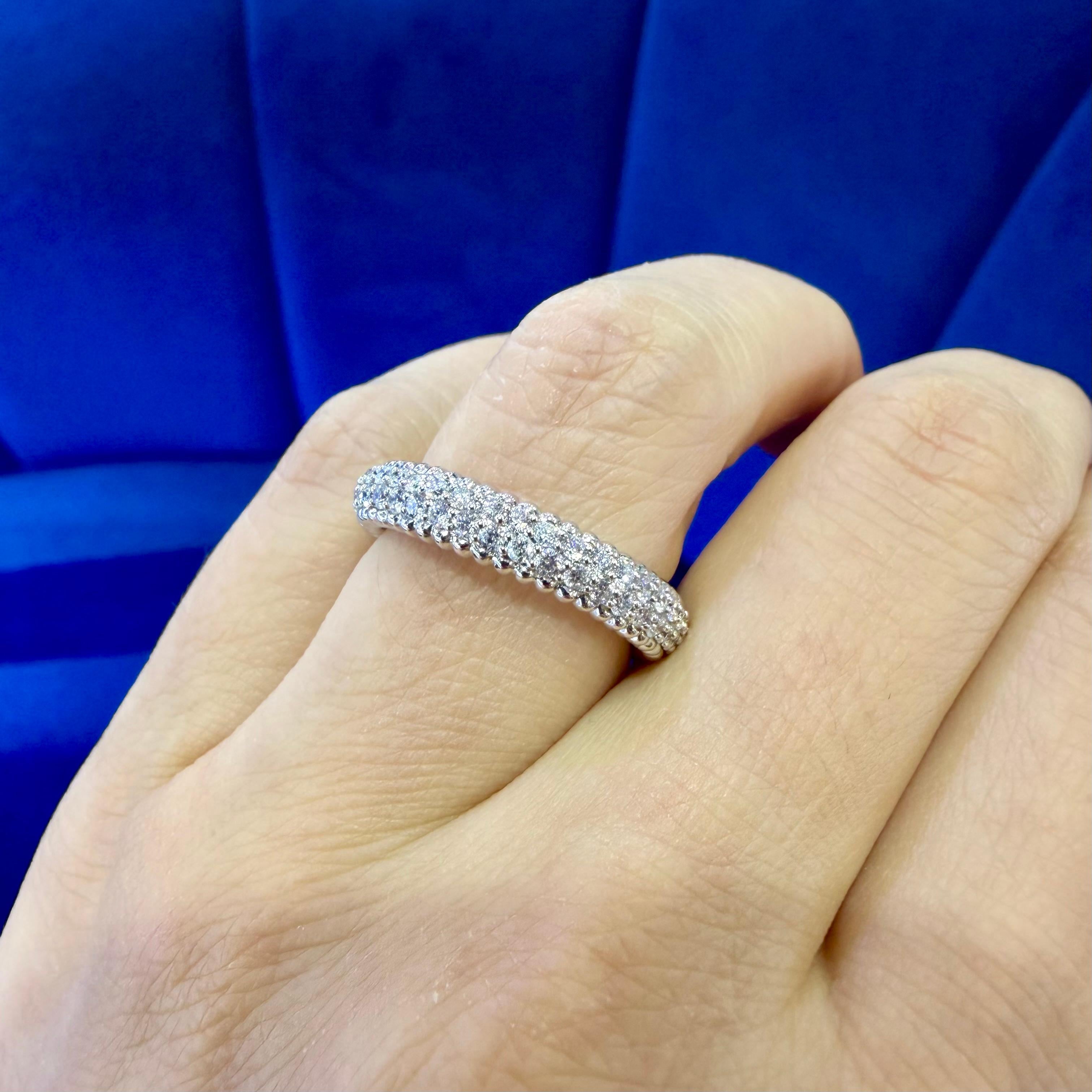 Bague d'éternité nervurée en or 14 carats avec diamants ronds naturels de 1,25 carat en vente 3