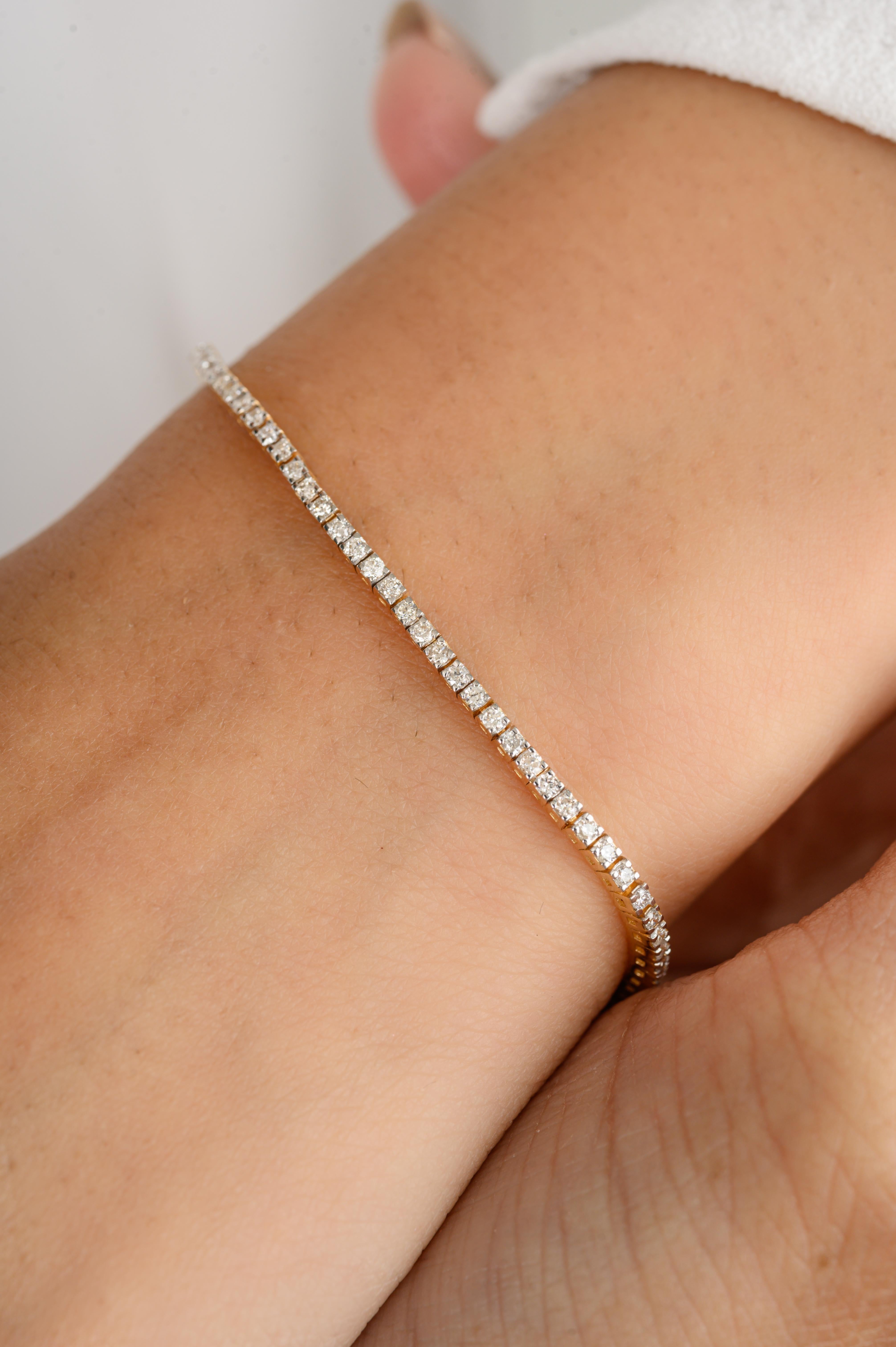 Ce bracelet de tennis empilable en or 18 carats, orné de diamants ronds naturels de 1,25 carat, met en valeur des diamants naturels étincelants, d'un poids de 1,25 carat. 
Le diamant, pierre de naissance du mois d'avril, apporte l'amour, la gloire,