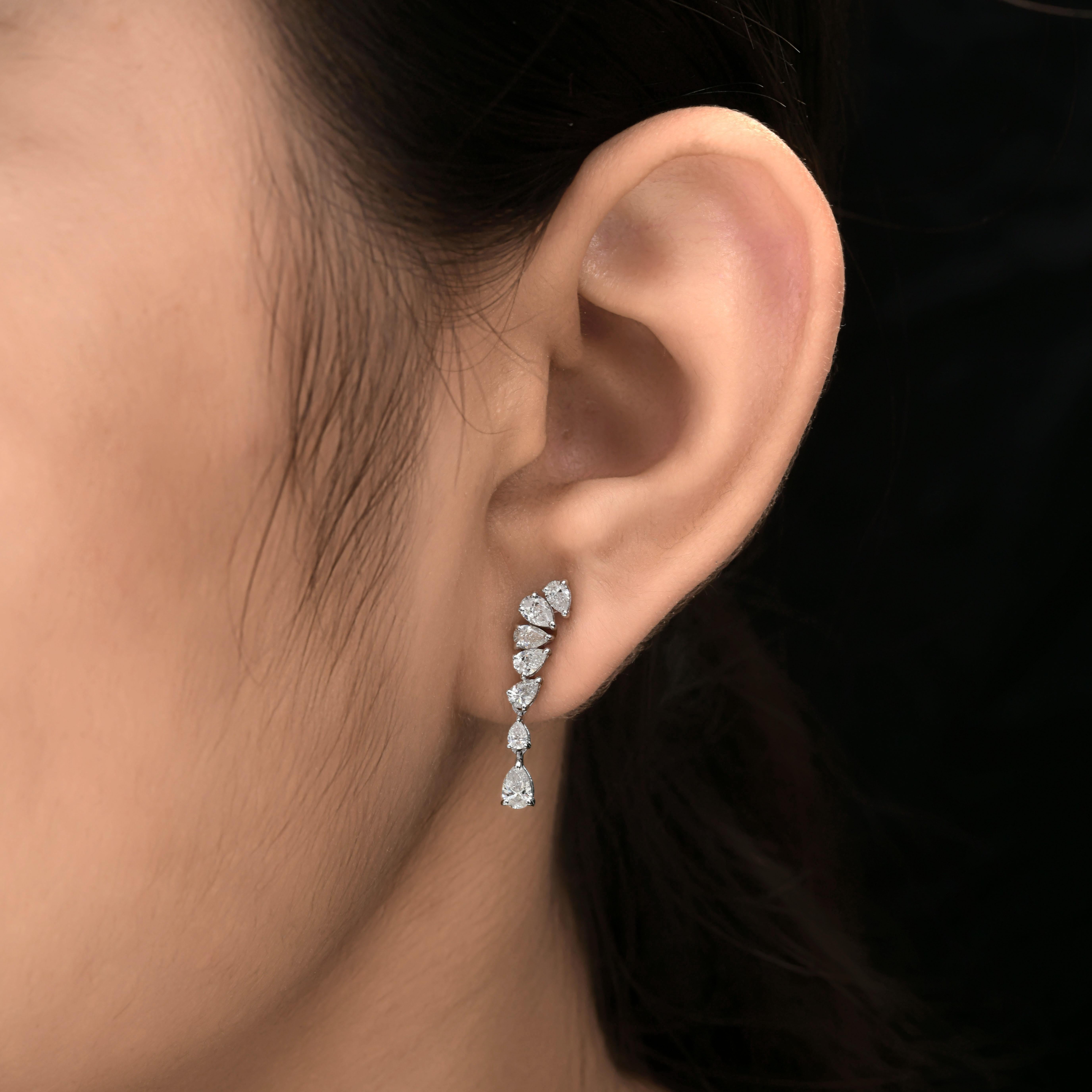 Orecchini pendenti con diamante naturale a pera da 1,25 carati SI/H Gioielli in oro bianco 14 carati 
Il design è caratterizzato da una sequenza graduale di diamanti a forma di pera, che iniziano più piccoli nella parte superiore e aumentano