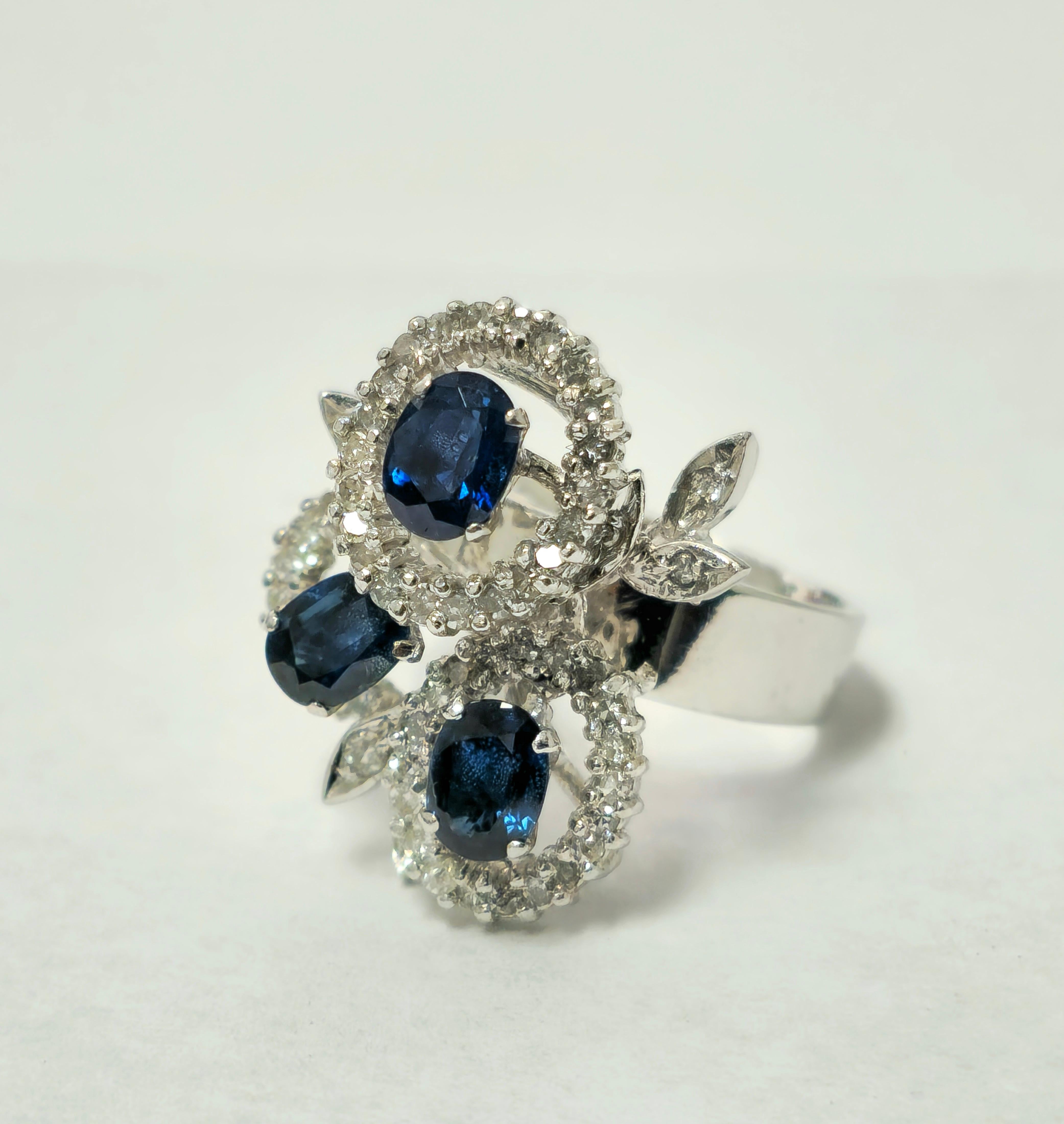 Umarmen Sie zeitlose Eleganz mit unserem Majestic Vintage Sapphire and Diamond Ring, der sorgfältig aus luxuriösem Weißgold gefertigt ist. Dieser Ring ist mit atemberaubenden runden Diamanten im Brillantschliff und kornblumenblauen Saphiren im