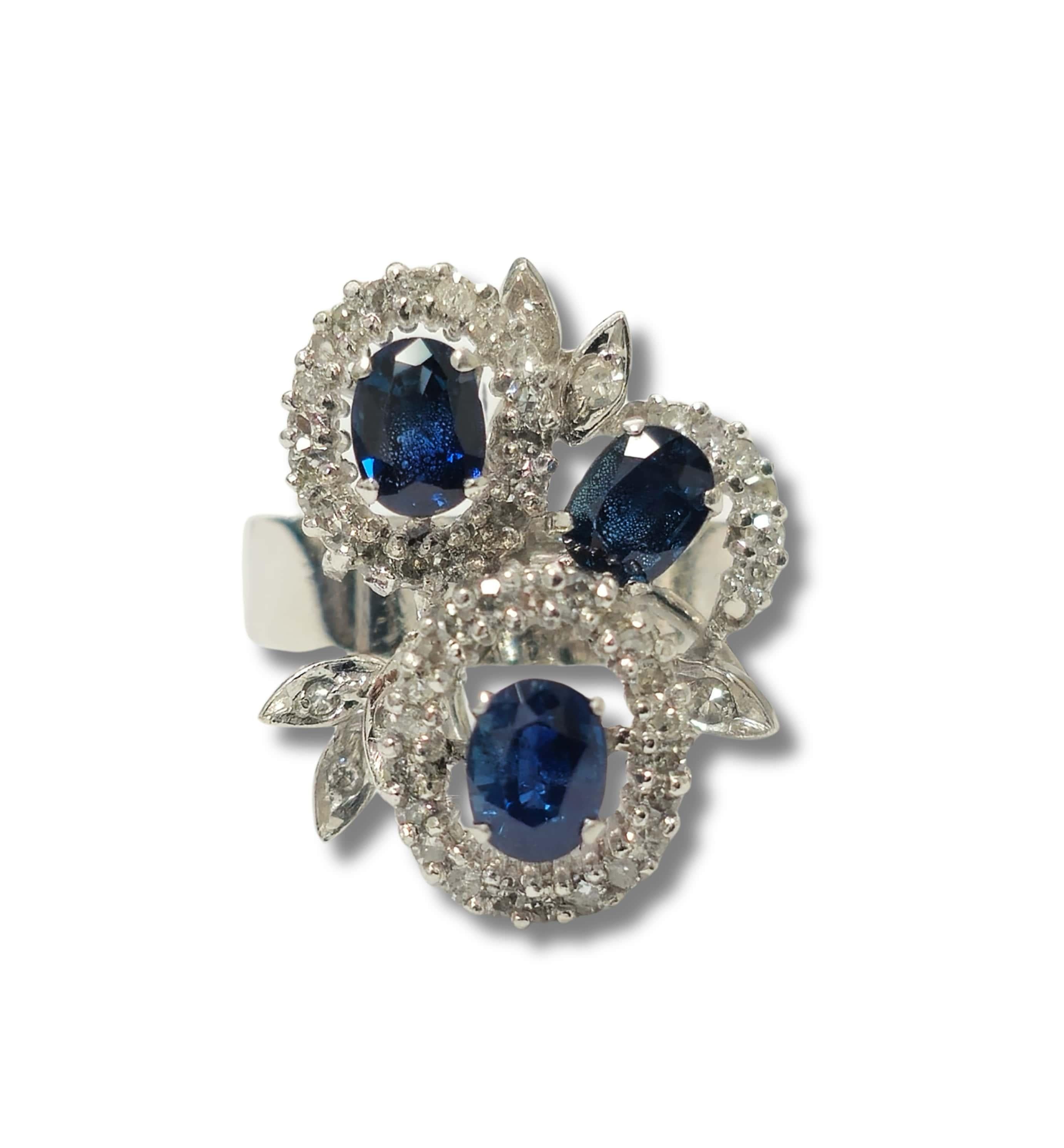 Oval Cut Natural 1.25ct Natural Sapphire & Diamond Ring For Sale
