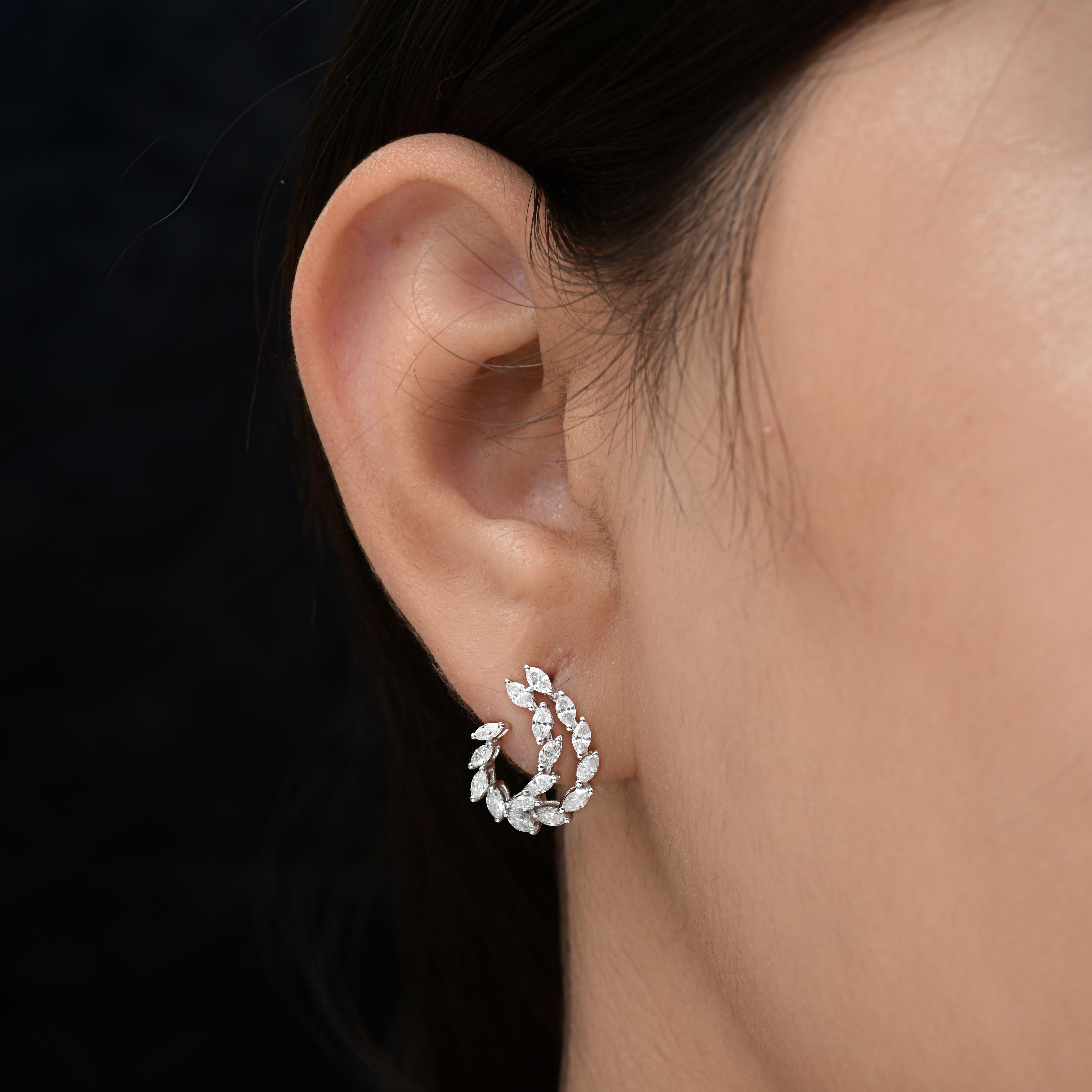 Boucles d'oreilles en or blanc 18 carats avec diamants marquises naturels de 1,26 carat SI/H
Les boucles d'oreilles forment une demi-boucle ou une forme circulaire ouverte. Chaque anneau est composé de diamants taillés en marquise, disposés de