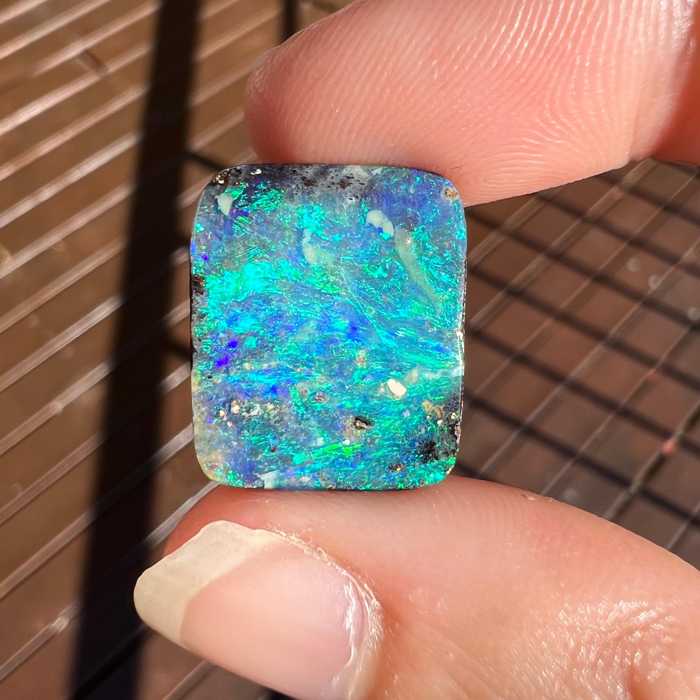 Dieser seltene australische schwarze Boulder-Opal von 12,61 Karat wurde 2021 von Sue Cooper in ihrer Yaraka-Opalmine im westlichen Queensland, Australien, abgebaut. Sue hat den Rohopal selbst bearbeitet und in eine klassische rechteckige Form