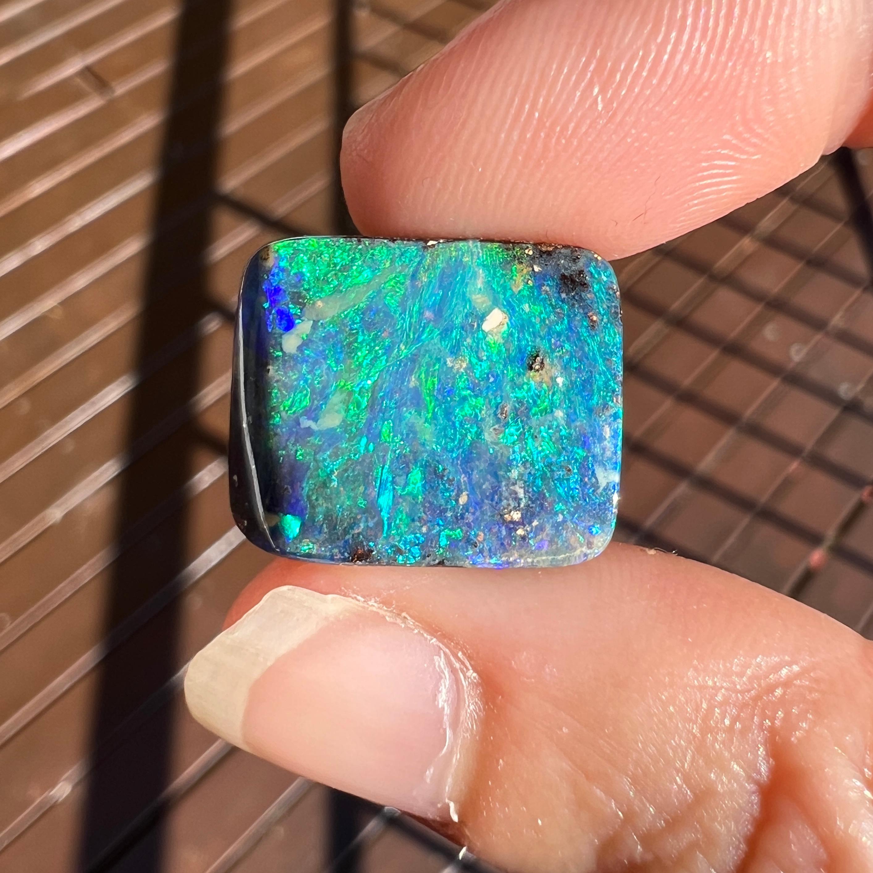Natürlicher 12,61 Karat australischer grün-blauer, schwarzer Boulder-Opal, abgebaut von Sue Cooper (Cabochon) im Angebot