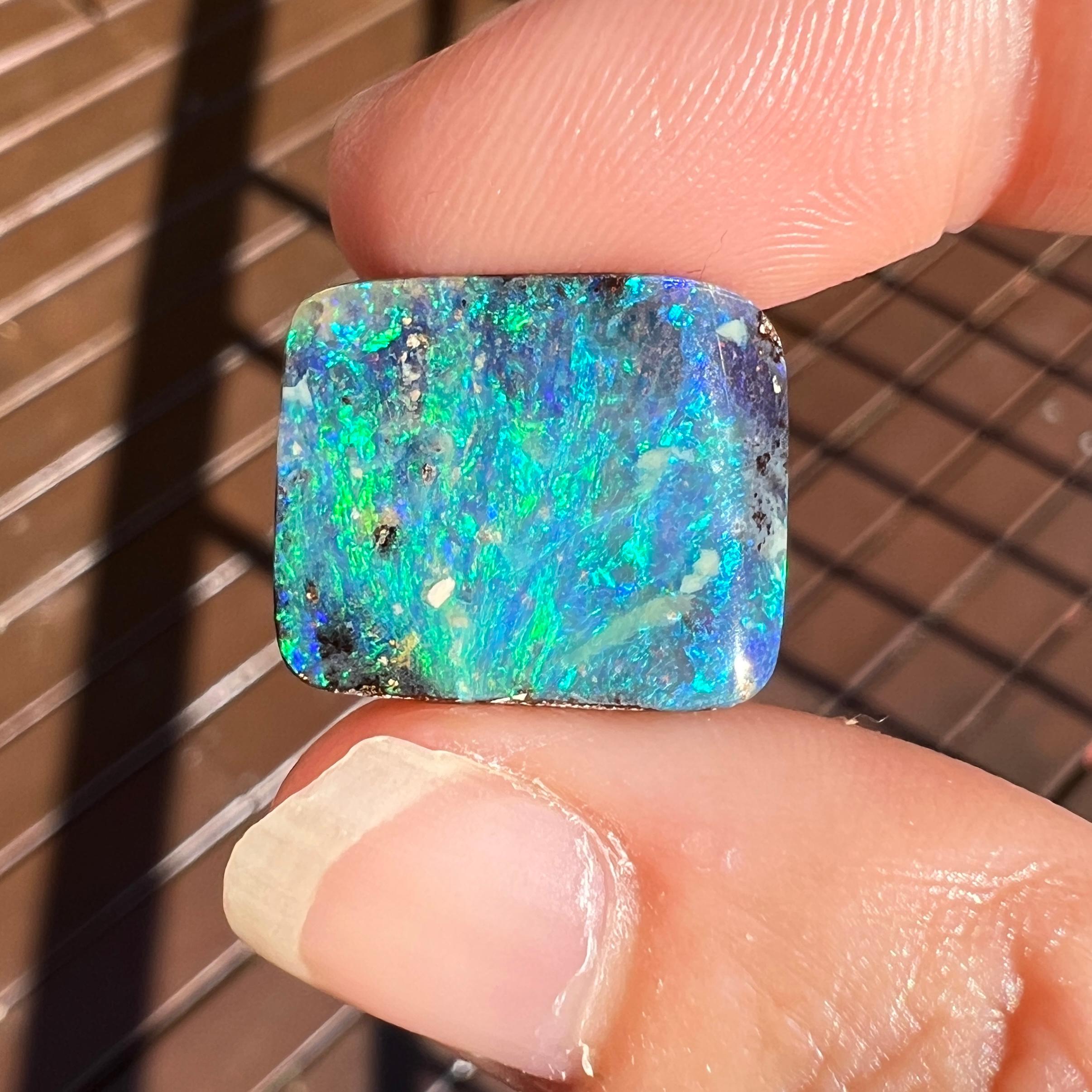 Natürlicher 12,61 Karat australischer grün-blauer, schwarzer Boulder-Opal, abgebaut von Sue Cooper Damen im Angebot