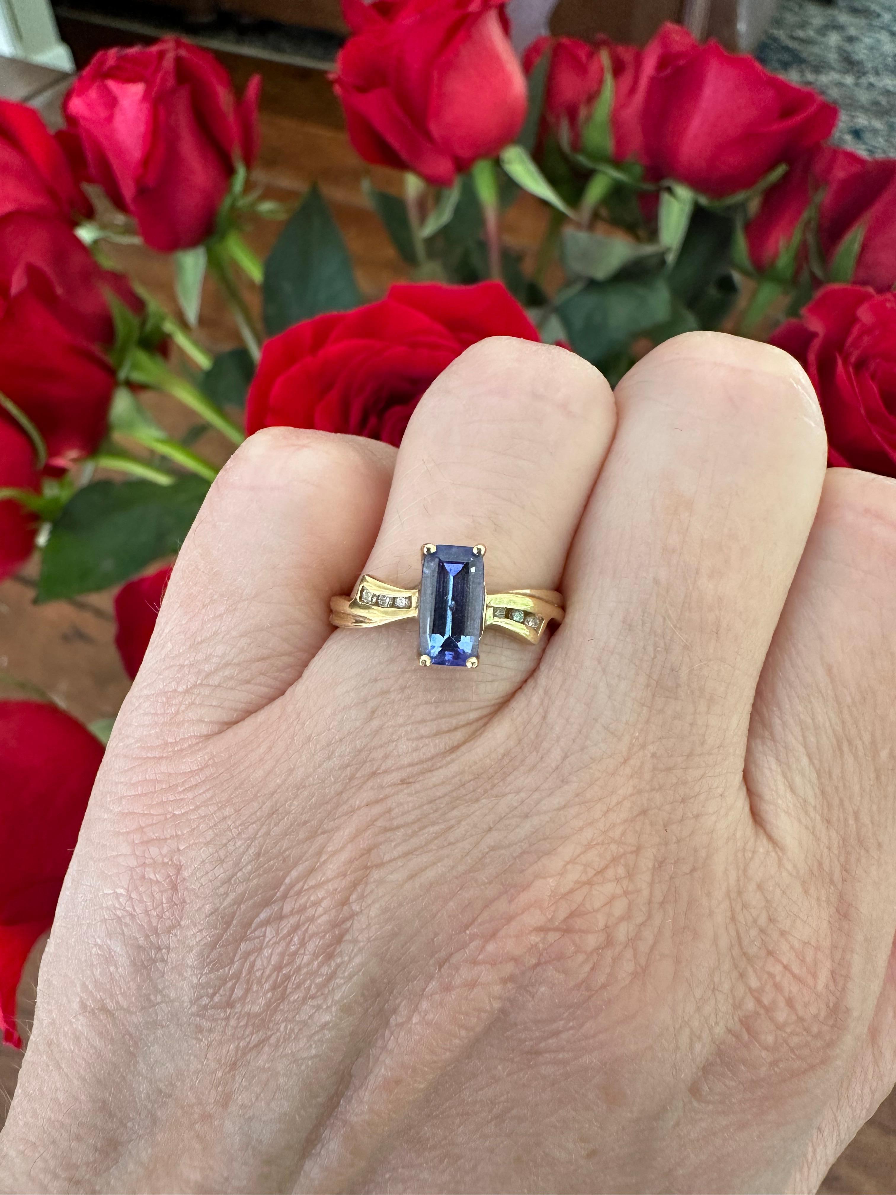 Natural 1.28-Carat Light Blue Tanzanite and Diamond Bow Ring For Sale 1
