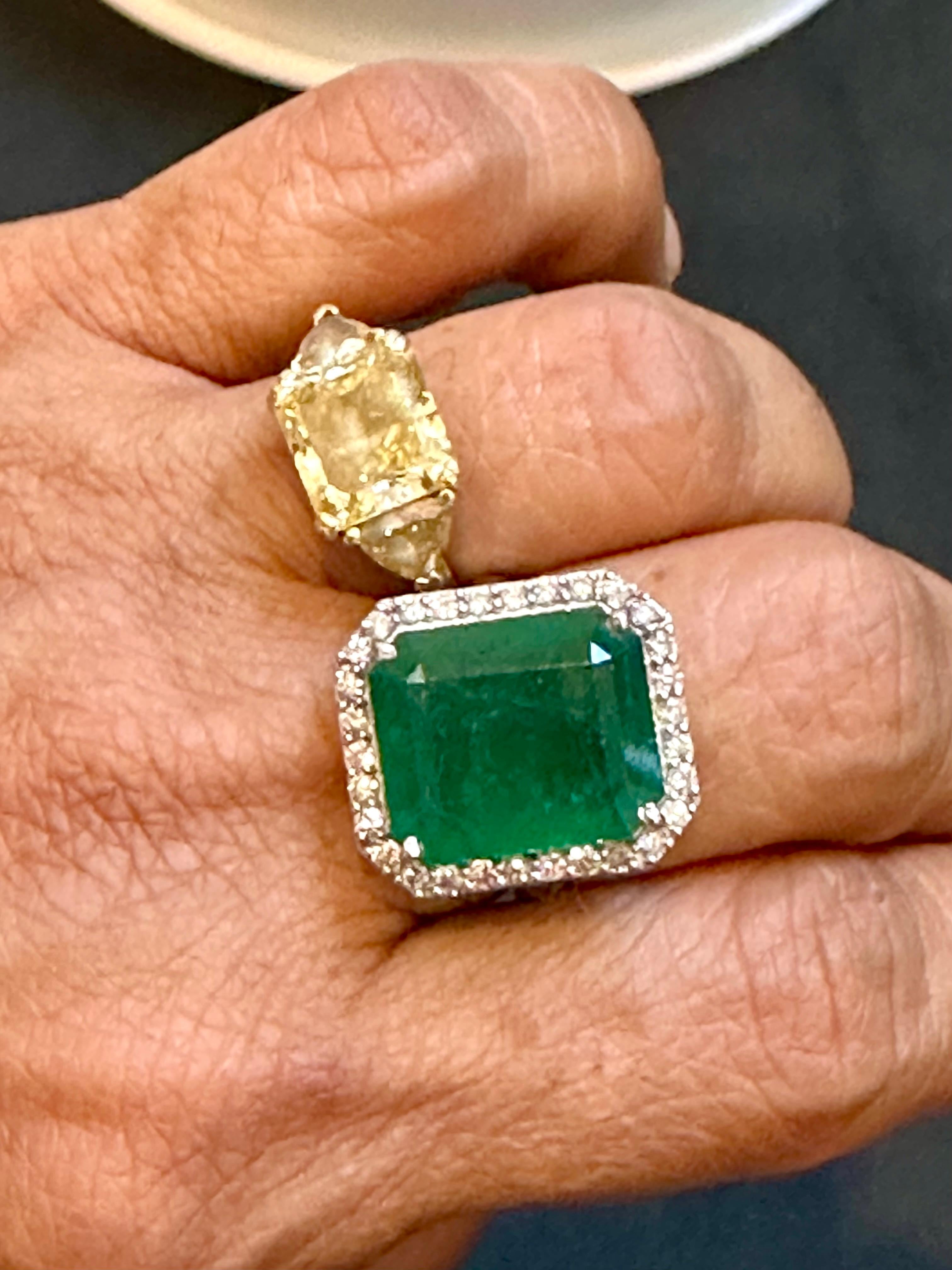 Natürlicher Ring mit 13 Karat sambischem Smaragd im Smaragdschliff und Diamanten aus 14 Karat  Weißgold Damen im Angebot