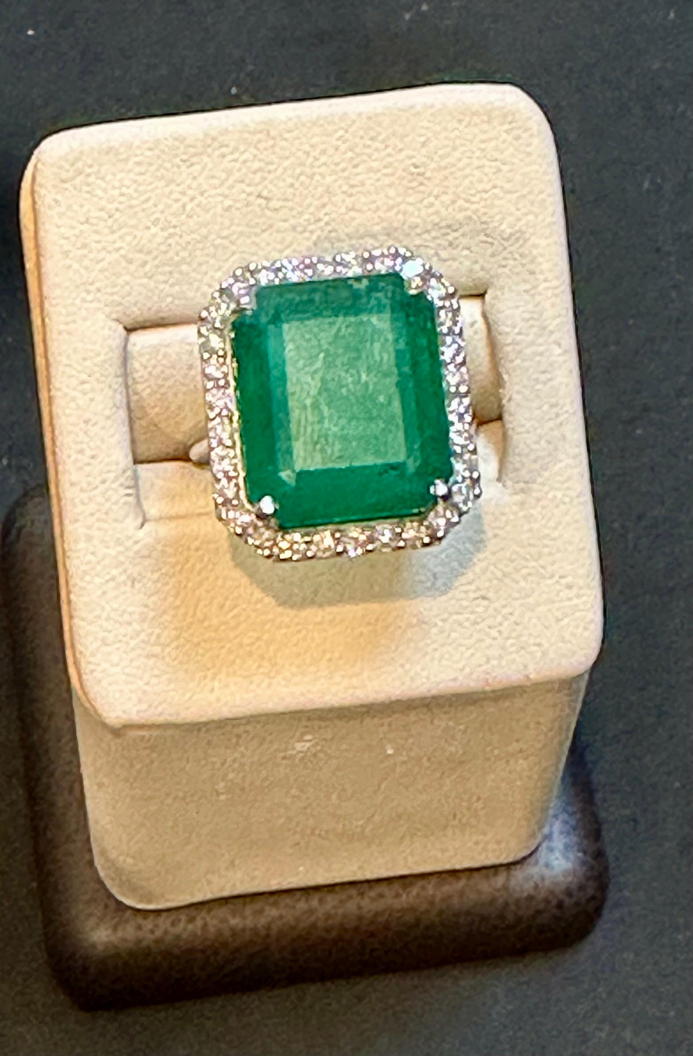 Natürlicher Ring mit 13 Karat sambischem Smaragd im Smaragdschliff und Diamanten aus 14 Karat  Weißgold im Angebot 1