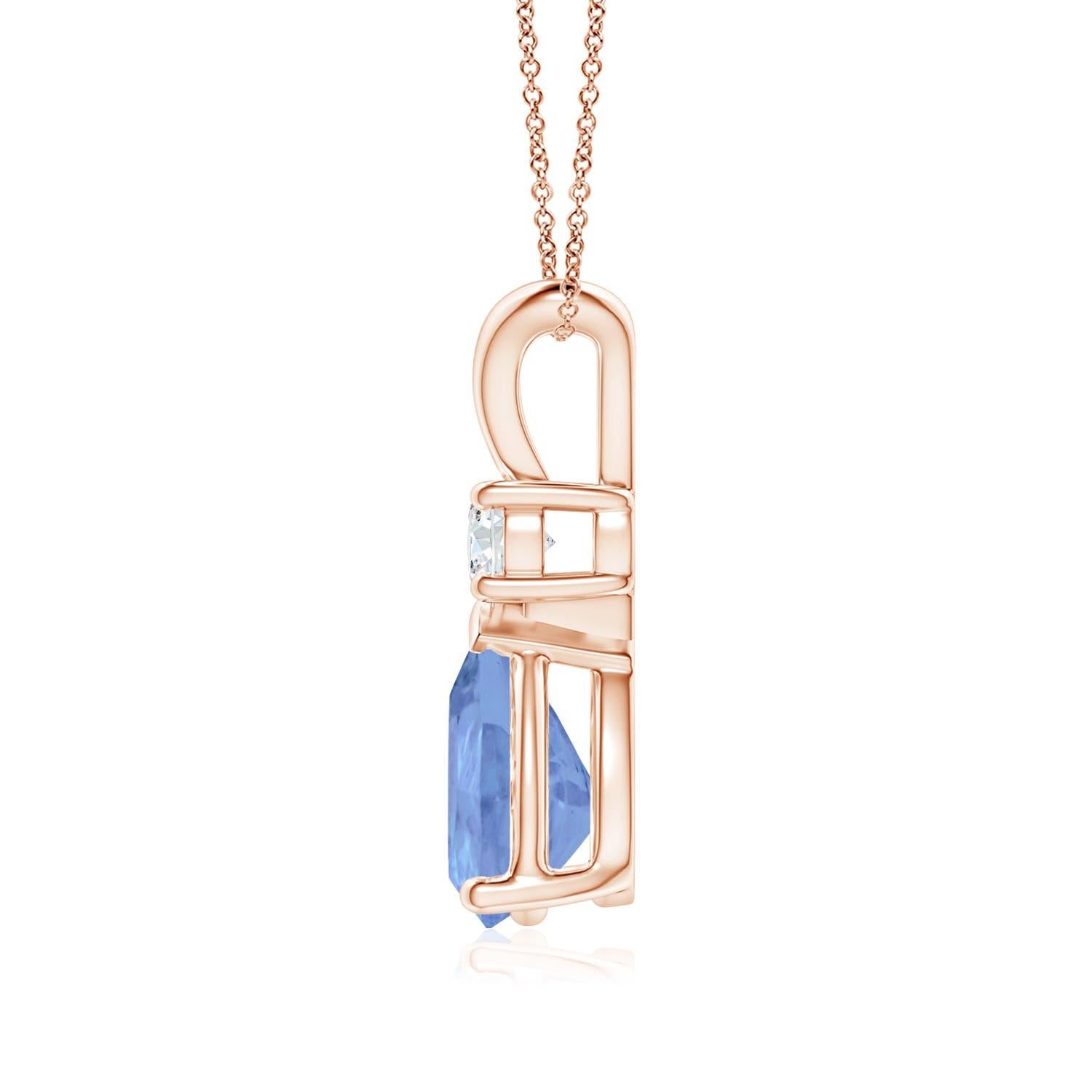 Questo classico ciondolo solitario presenta una tanzanite a forma di pera incastonata in un castone. Un diamante rotondo scintillante si trova in cima alla gemma blu-viola e aggiunge un tocco di luce al design. Semplice ma seducente, questo ciondolo