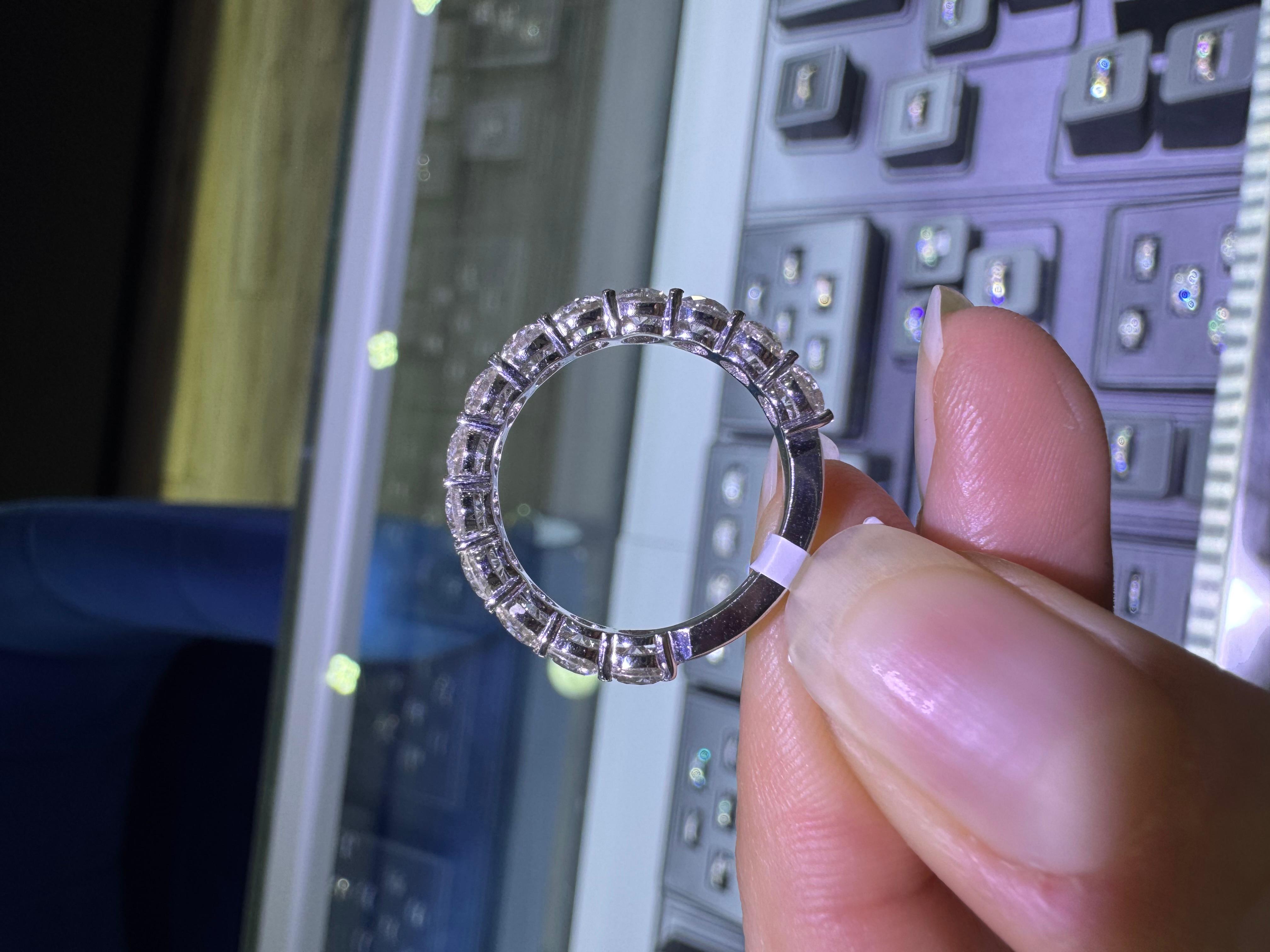 Anillo Natural de 13 Piedras con Diamante Redondo de Corte Brillante de 2,49 Quilates y 14 Quilates En Stock en venta 1