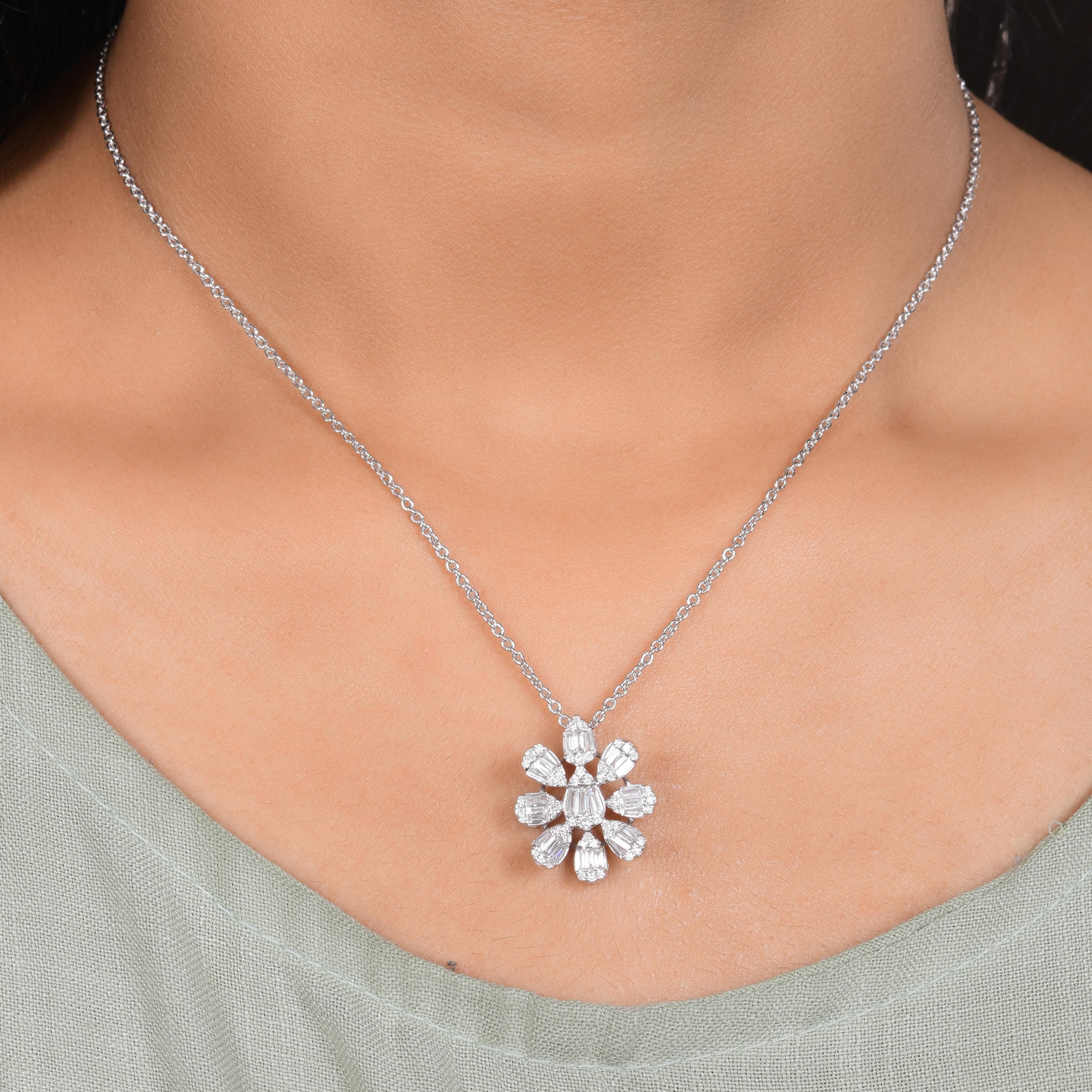 Il cuore di questa affascinante collana è un magnifico diamante baguette, meticolosamente selezionato per la sua eccezionale qualità, brillantezza e bellezza unica. Il diamante ha un peso notevole di 1,30 carati e la sua forma allungata aggiunge un