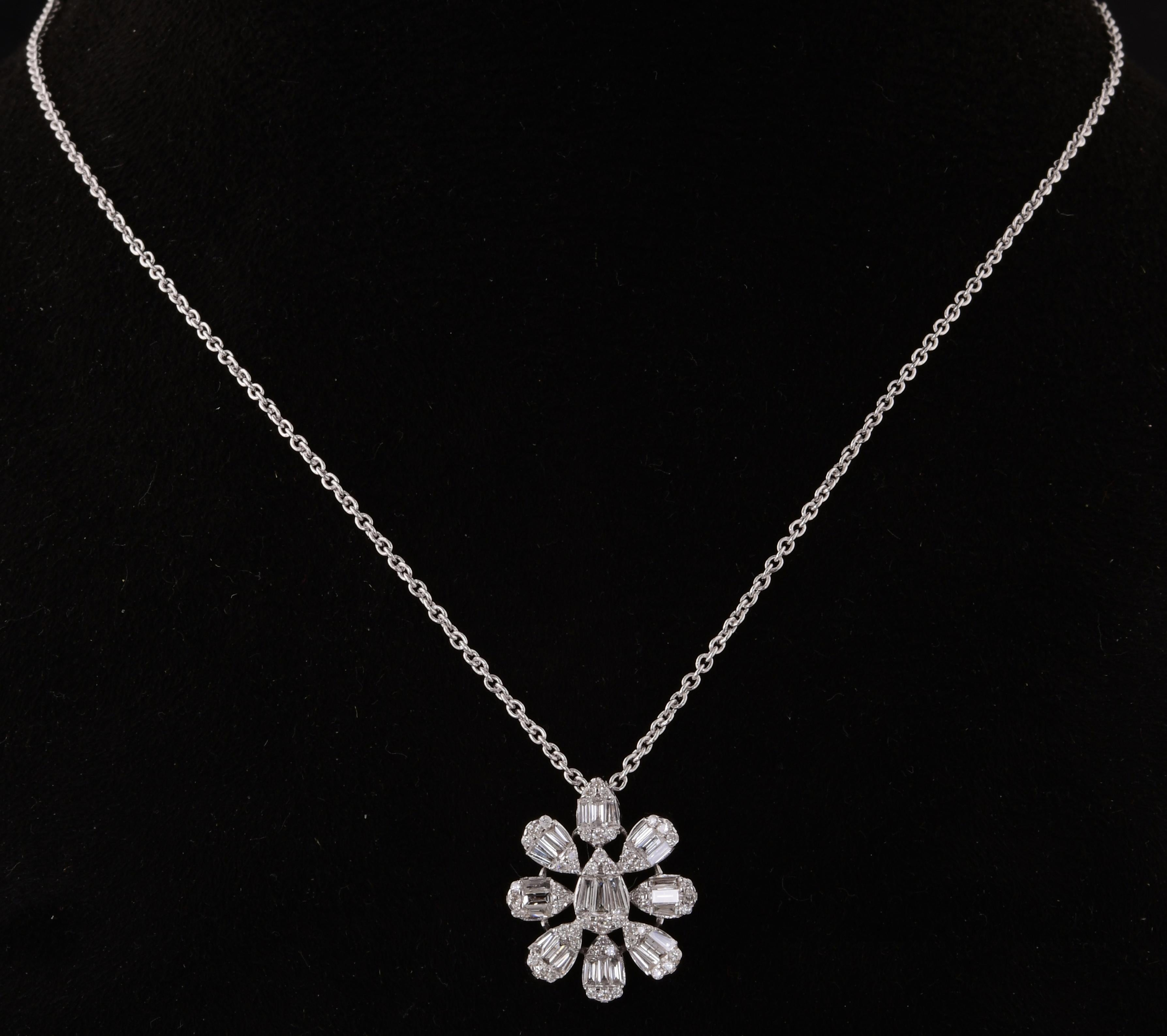 Moderno Collana di charme con diamante baguette naturale da 1,30 carati in oro bianco 14 carati in vendita