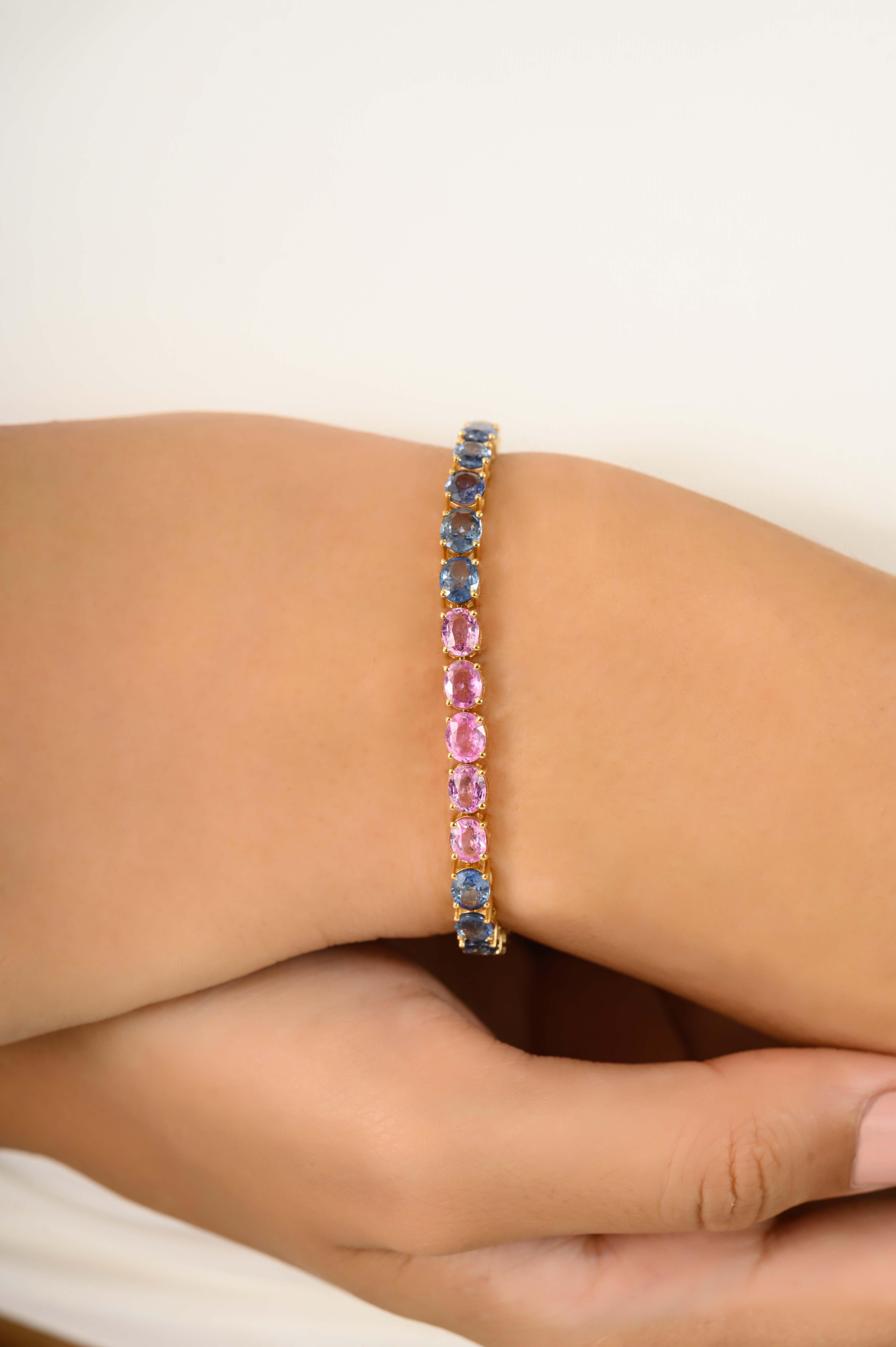 Un vibrant bracelet de tennis en saphir multicolore Rainbow de 13,05 carats en or jaune 18 carats, mettant en valeur des saphirs de taille ovale parfaitement assortis dans des teintes arc-en-ciel. Le bracelet mesure 7 pouces de long et est sécurisé