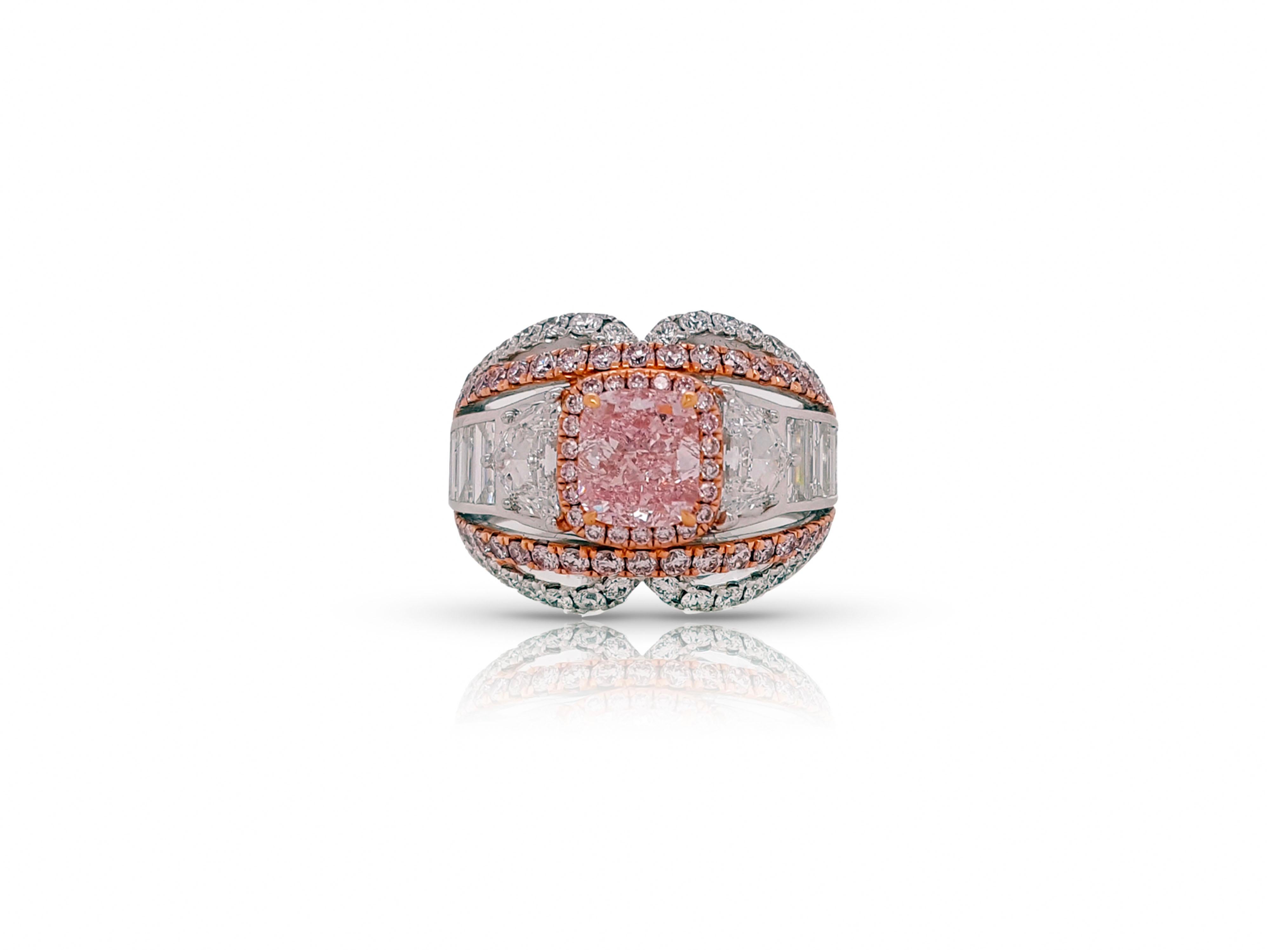 Une remarquable bague de fiançailles et de cocktail en diamant de 4,74 carats au total, avec un design unique qui fera pâlir d'envie les admirateurs de près ou de loin. 
Diamant certifié GIA de 1,32 carat de couleur rose pourpre intense, taille en