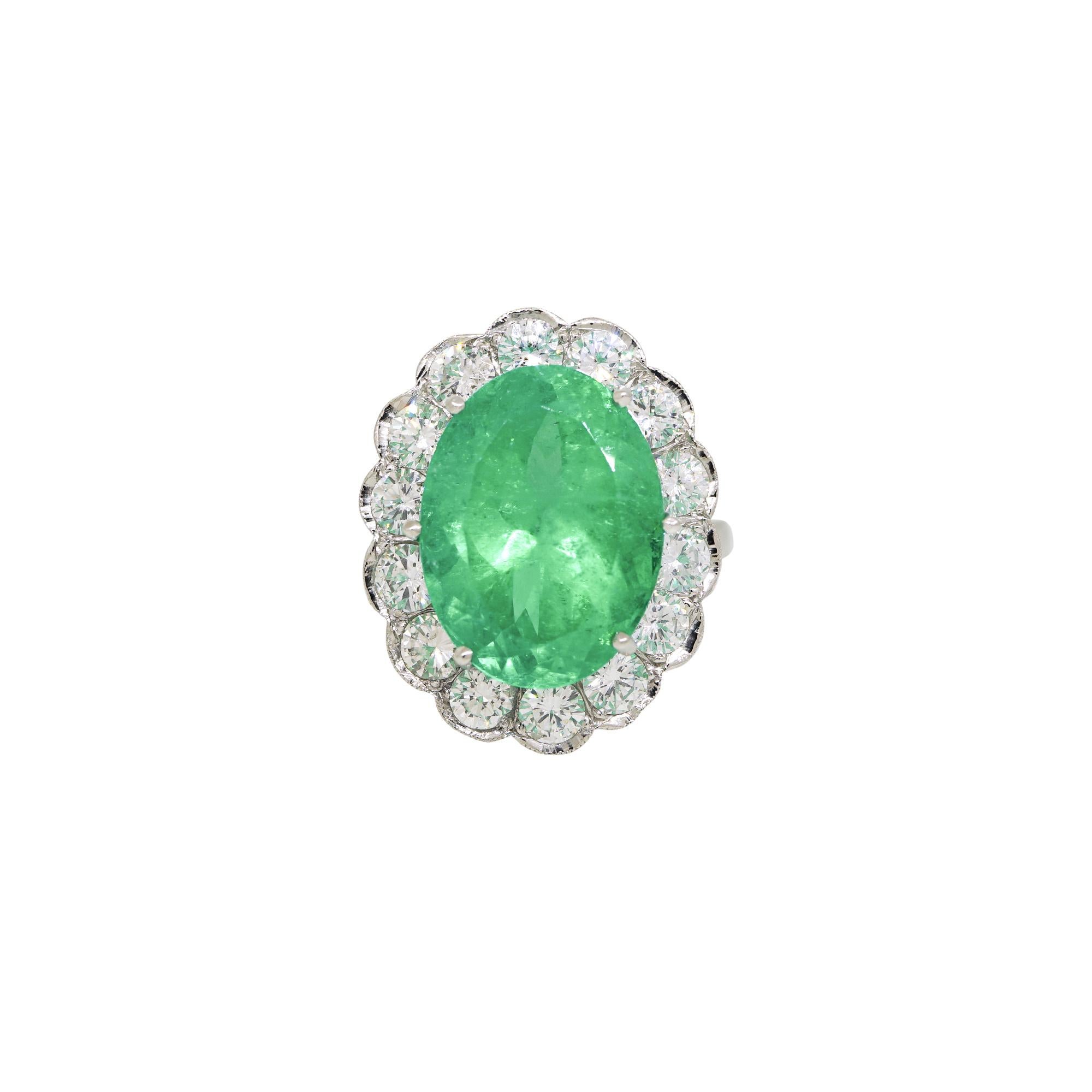 Natürlicher 13,3 Karat Smaragd & Diamant Halo Platin Statement-Ring auf Lager (Ovalschliff) im Angebot