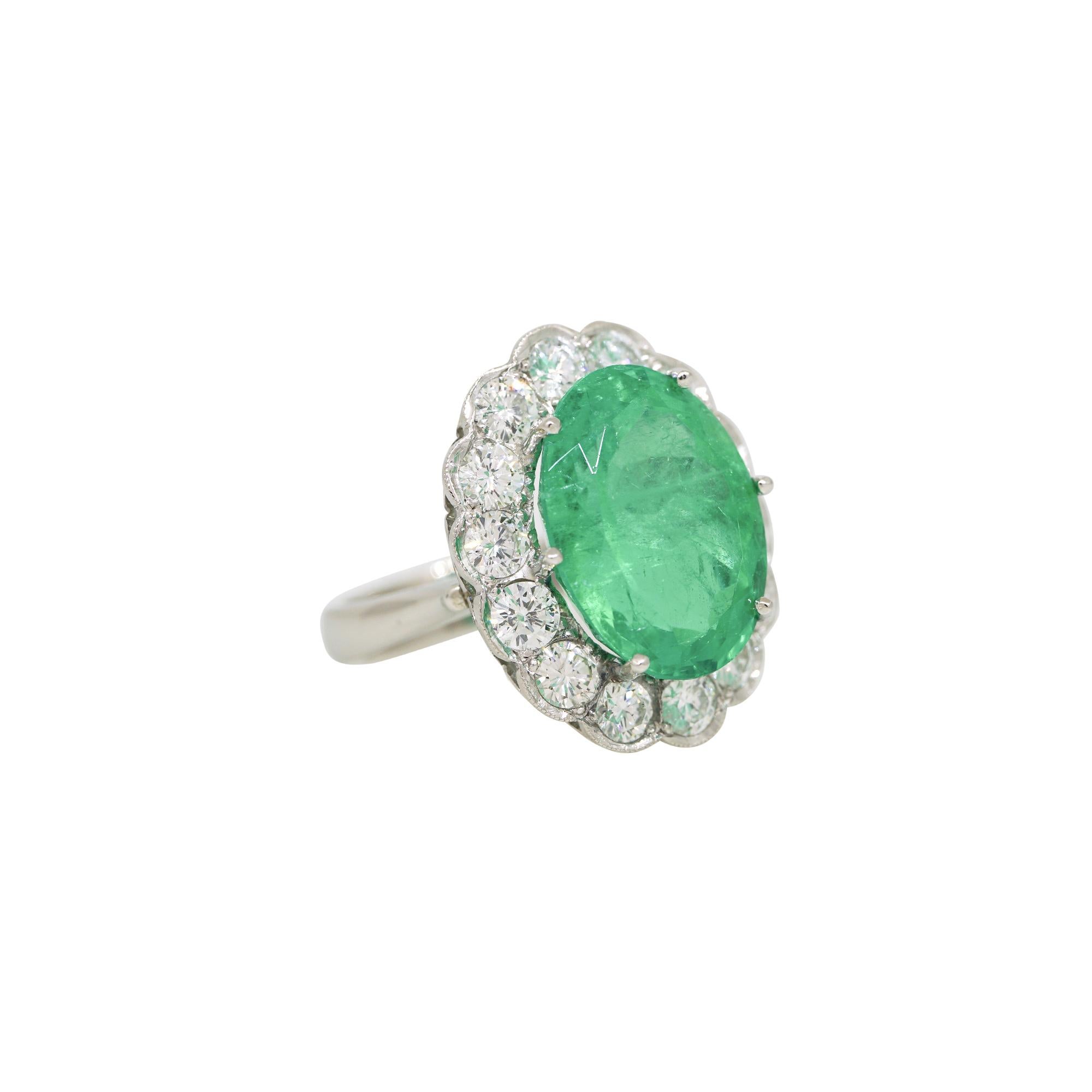 Natürlicher 13,3 Karat Smaragd & Diamant Halo Platin Statement-Ring auf Lager im Zustand „Hervorragend“ im Angebot in Boca Raton, FL