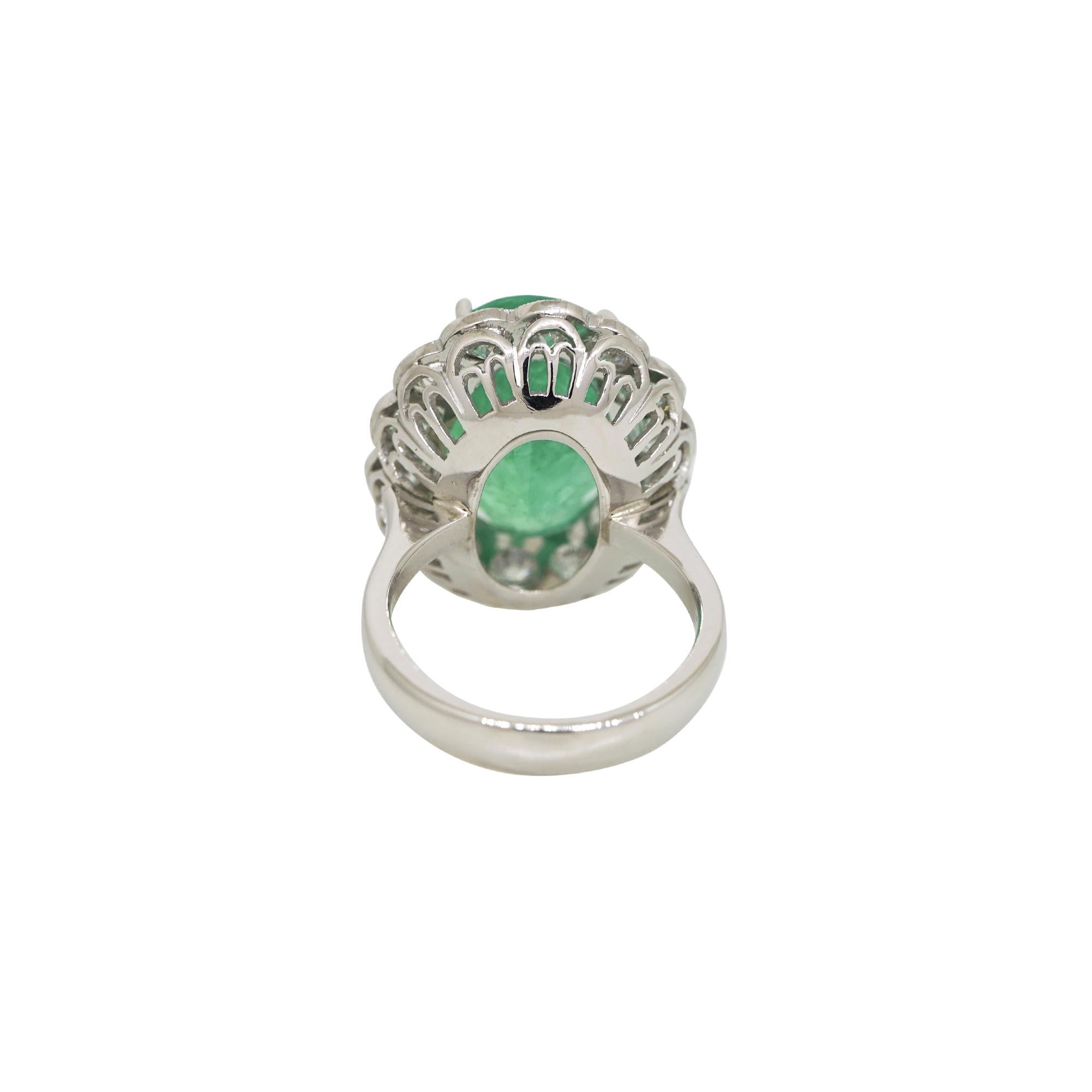 Natürlicher 13,3 Karat Smaragd & Diamant Halo Platin Statement-Ring auf Lager Damen im Angebot