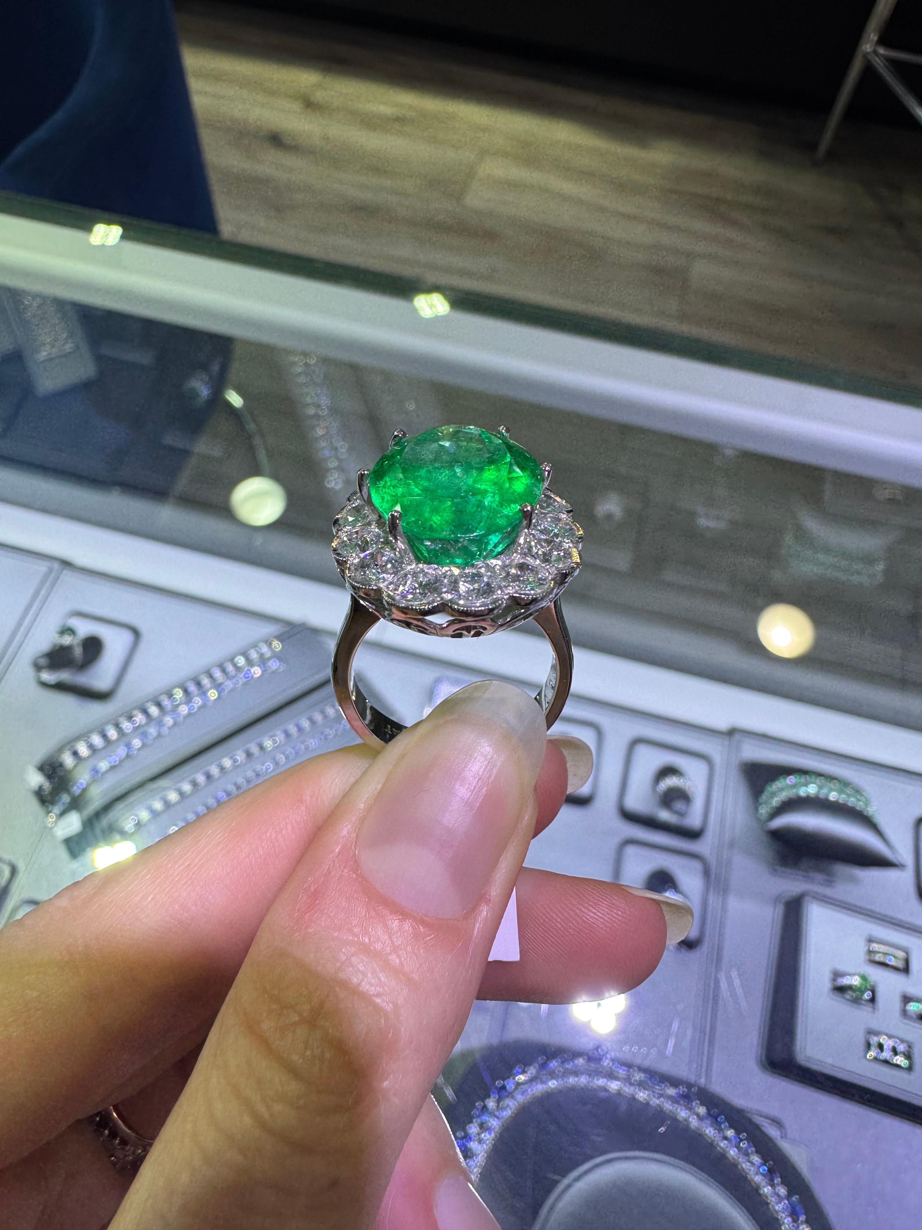 Natürlicher 13,3 Karat Smaragd & Diamant Halo Platin Statement-Ring auf Lager im Angebot 1