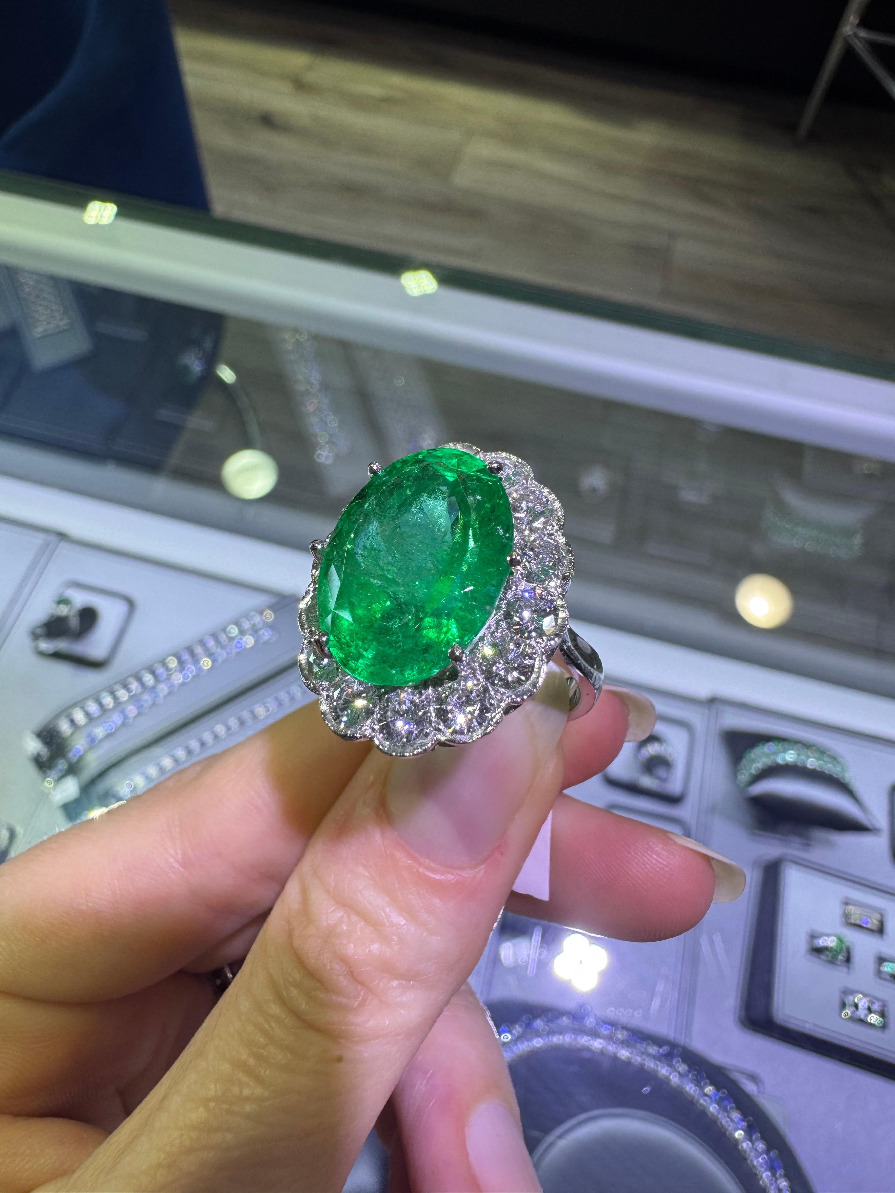 Natürlicher 13,3 Karat Smaragd & Diamant Halo Platin Statement-Ring auf Lager im Angebot 2