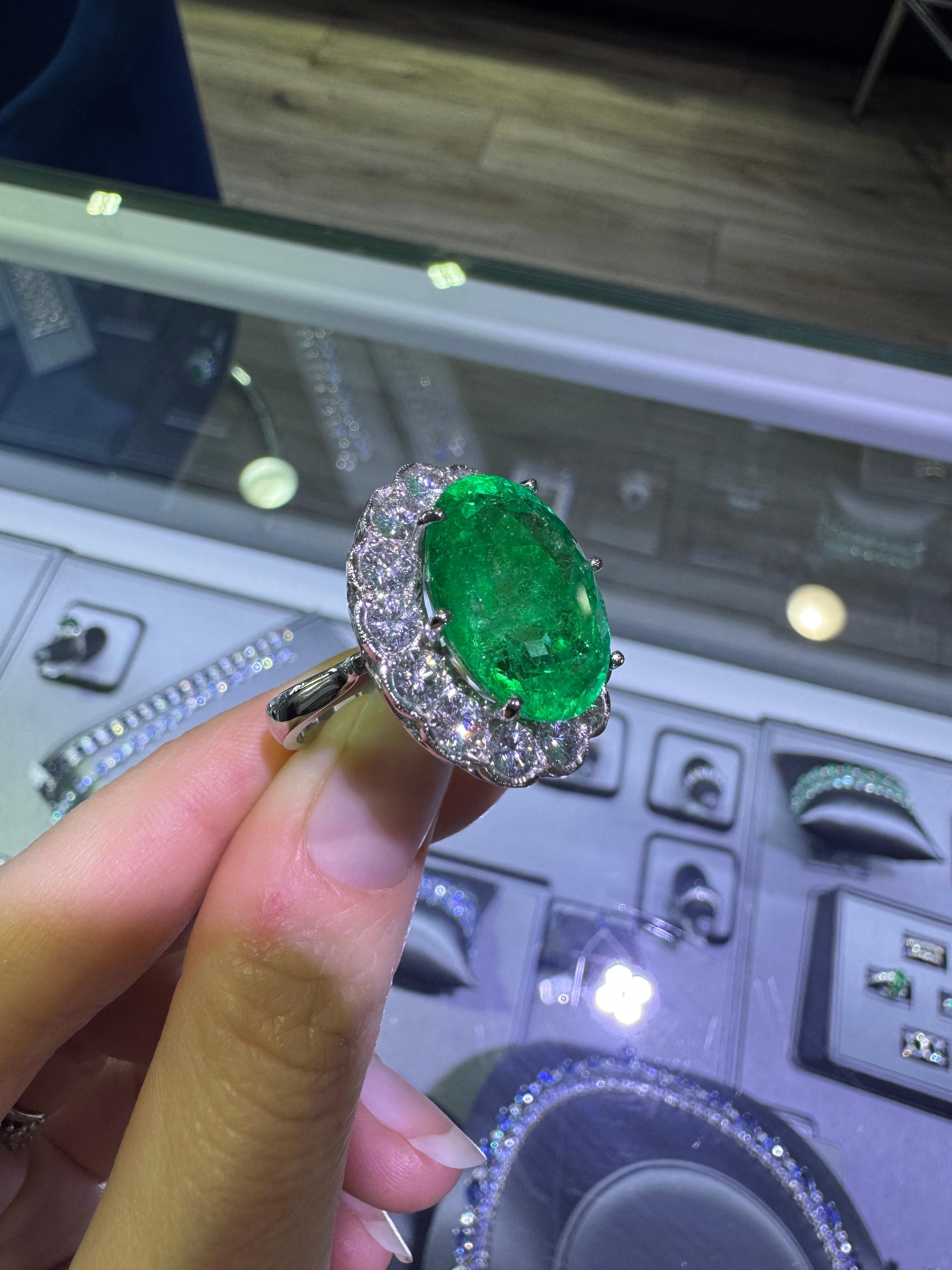 Natürlicher 13,3 Karat Smaragd & Diamant Halo Platin Statement-Ring auf Lager im Angebot 3