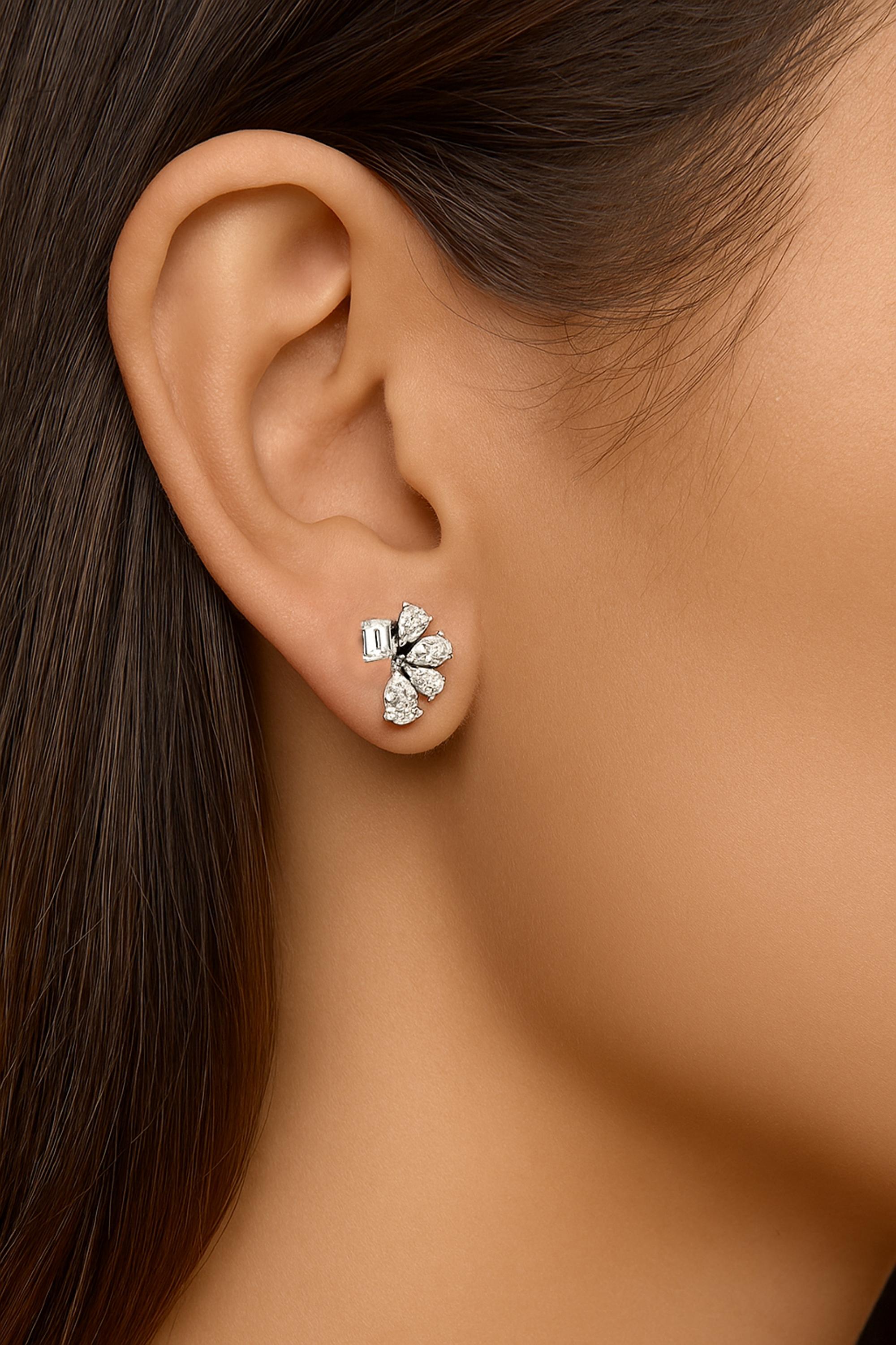 Eleva tu elegancia con estos pendientes de diamantes naturales, exquisitamente elaborados en oro blanco de 9 quilates. Con 1,33 quilates de diamantes naturales talla brillante, estos pendientes irradian brillo y sofisticación