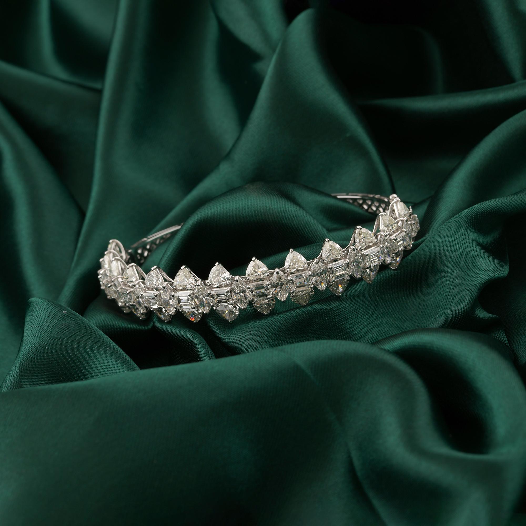 Deléitate con el brillo de una artesanía excepcional con esta Pulsera de Diamantes Multiforma SI/H Natural de 13,3 quilates, una pieza impresionante diseñada meticulosamente en Oro Blanco de 18 quilates. Esta pulsera, que irradia sofisticación y