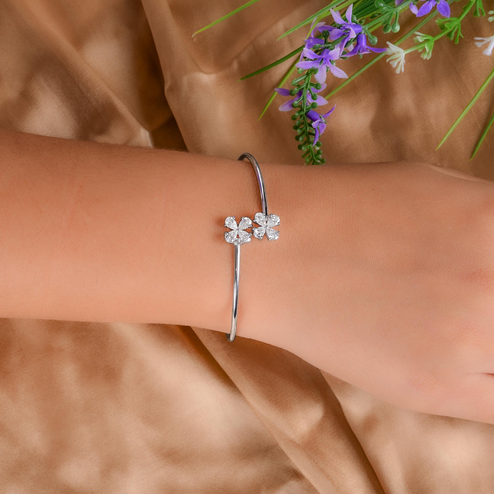 Natural 1.36 Carat Pear Diamond Bangle Bracelet 18 Karat White Gold Fine Jewelry In New Condition For Sale In Diera, Dubai