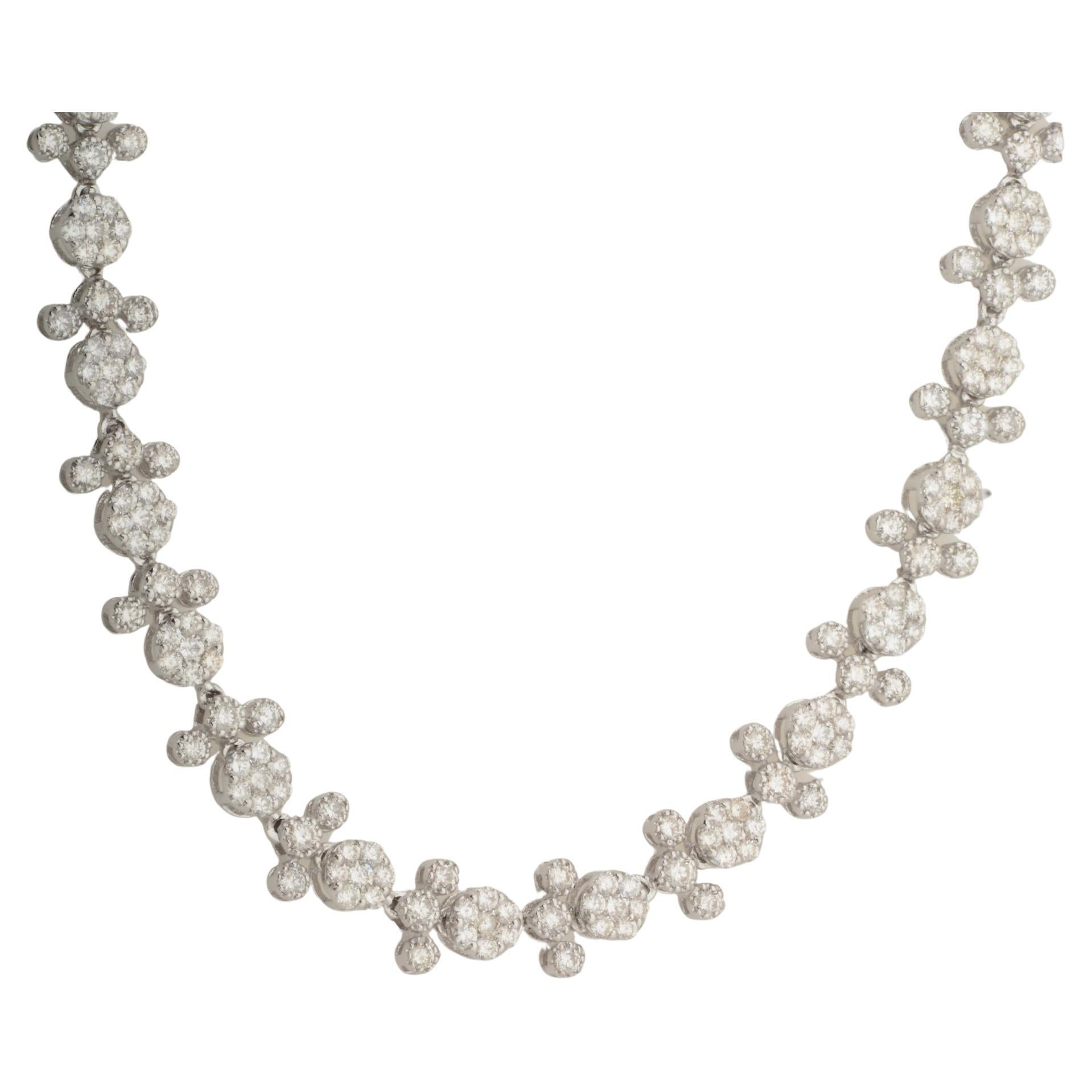 Al centro di questa collana si trova un pendente a cerchio mozzafiato ornato da ben 9,10 carati di diamanti brillanti. Ogni diamante viene accuratamente selezionato per la sua eccezionale qualità, irradiando una squisita brillantezza e fuoco.
Codice