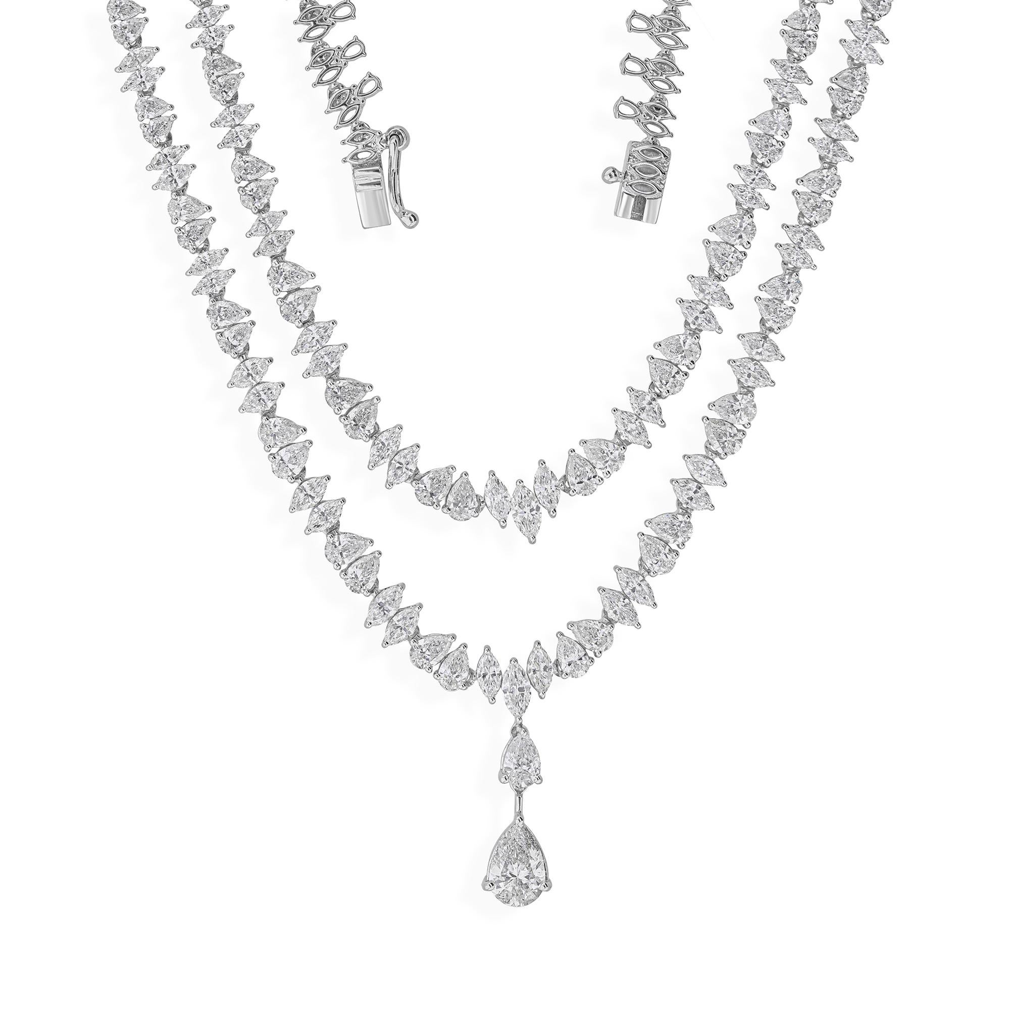 Fabriqué à la main avec un souci du détail digne d'un musée, ce collier présente un poids total de diamants de 13,85 carats composé de diamants ronds/brillants naturels soigneusement assortis (centre + pavé / halo ou plusieurs pierres assorties en
