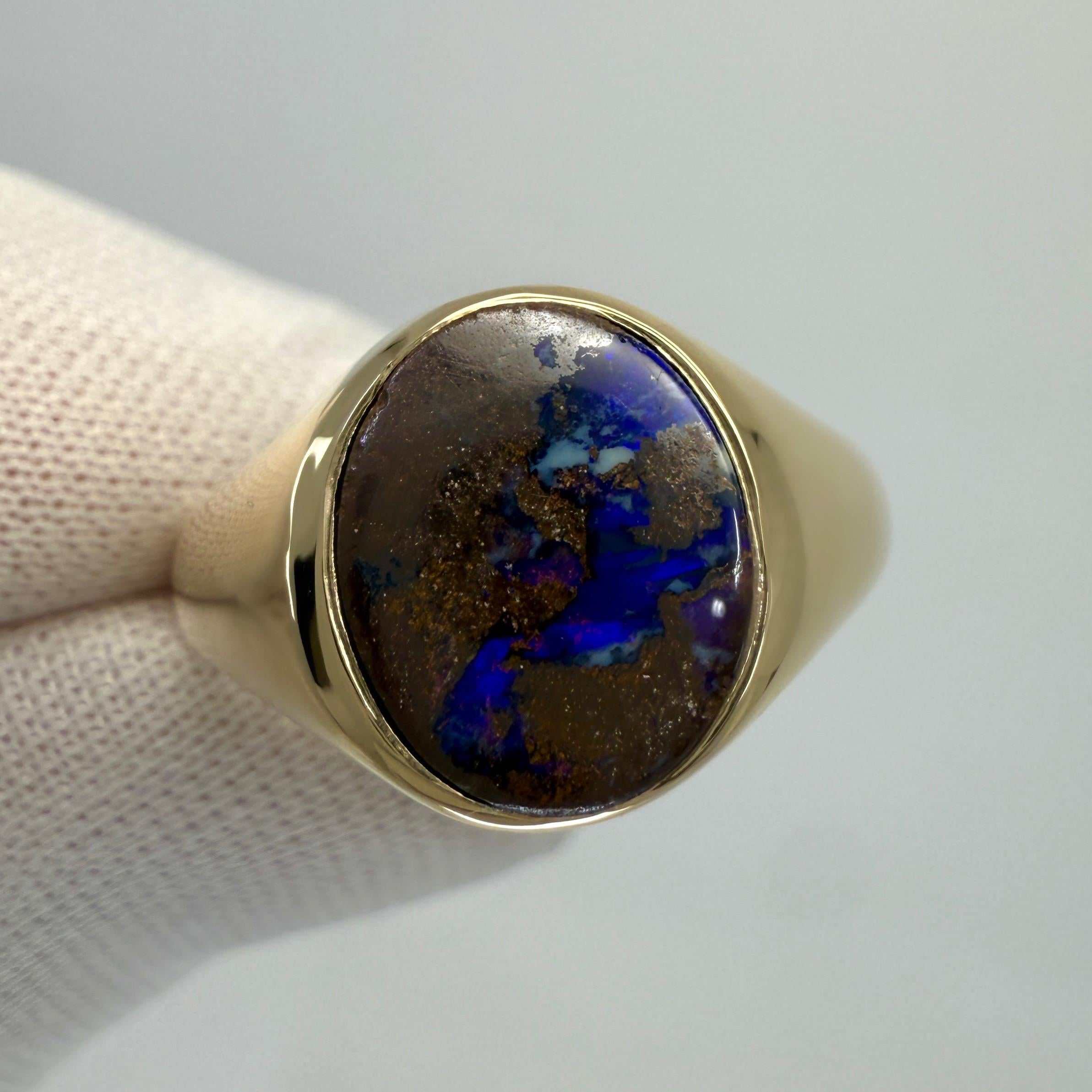 Anello con sigillo in oro giallo 9k con opale nero australiano naturale Boulder.

Uno splendido opale nero naturale da 1.38 carati con un bellissimo gioco di colori blu e viola e un eccellente taglio ovale cabochon. Incastonato in un anello con