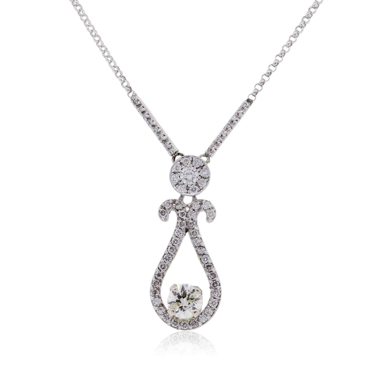 Collier en forme de goutte en diamant naturel 

Ce collier de diamants contient au total 1,40 carats. Le diamant central est un diamant de taille européenne ancienne qui pèse 0,75 carat. Le reste des diamants ronds de taille brillant représente un