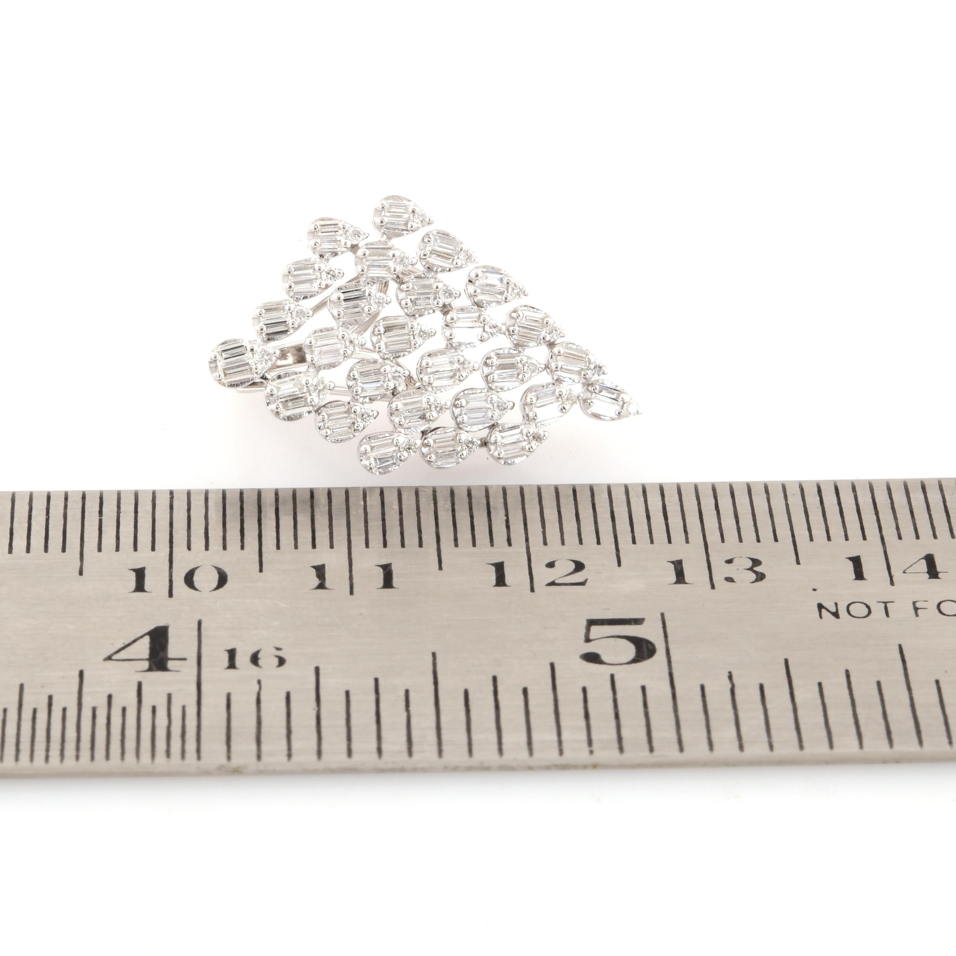 Natural 1.40 Carat SI/H Baguette Diamond Earrings 18 Karat White Gold Jewelry In New Condition For Sale In Diera, Dubai
