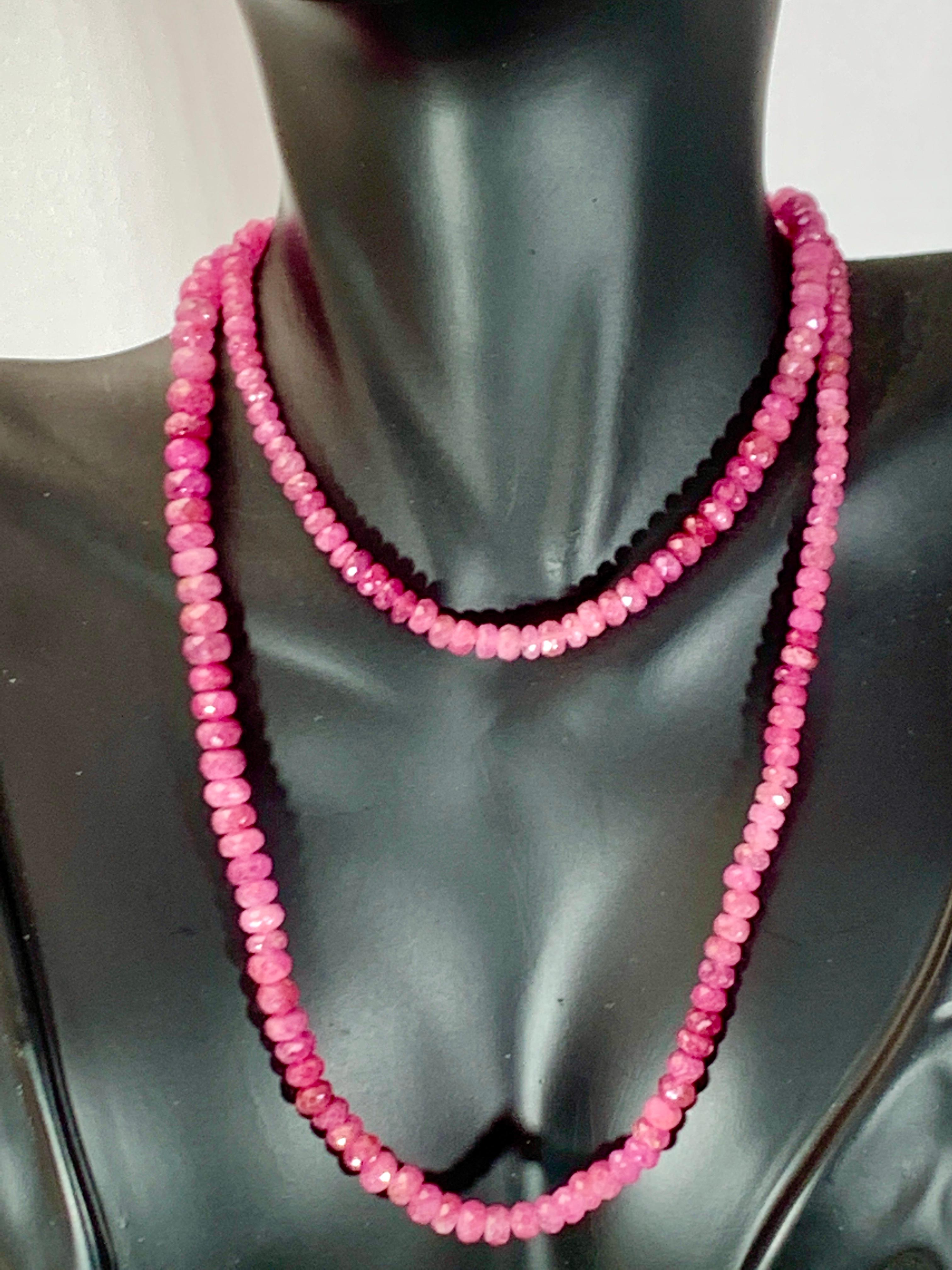 Collier à un brin en perles de rubis naturel de 140 carats avec fermoir en argent Pour femmes en vente