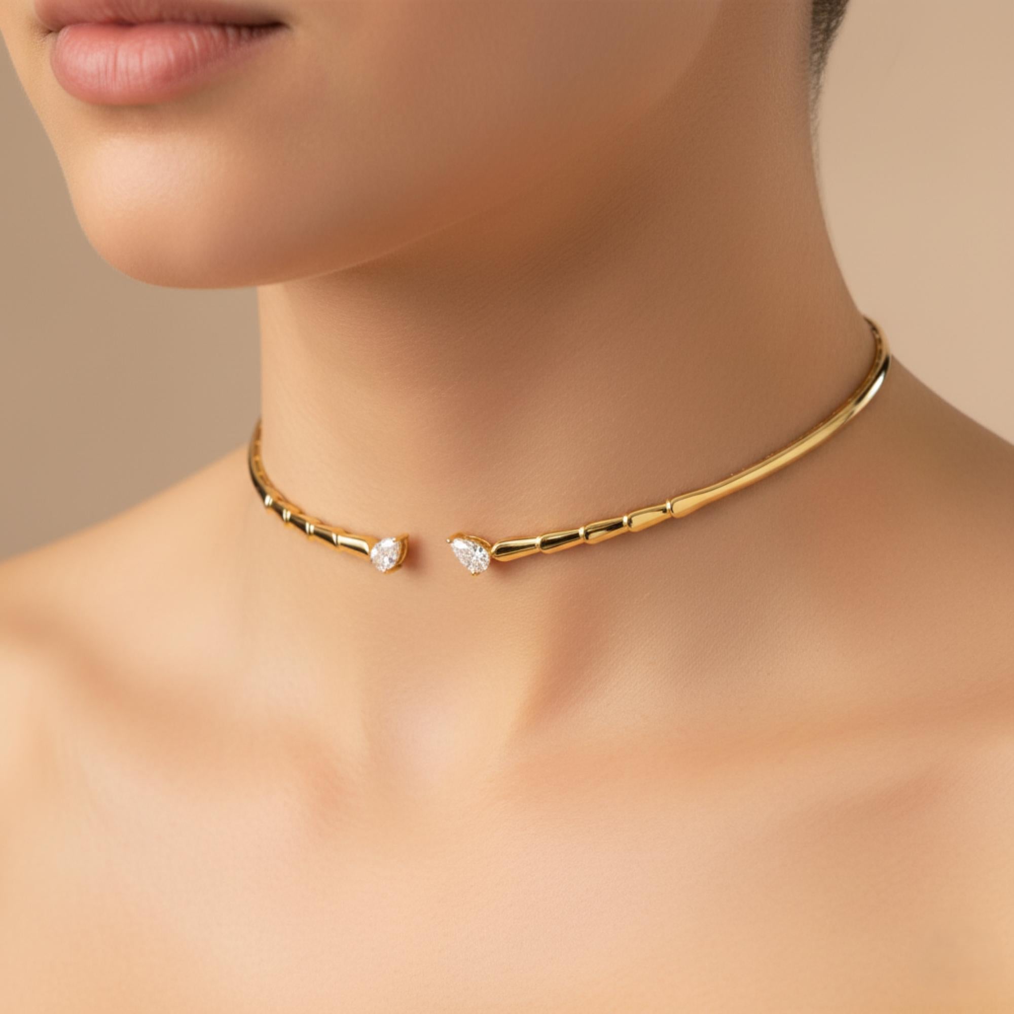 Fabriqué en or jaune 18 carats, ce tour de cou exquis est serti de 1,43 carats de diamants étincelants.

Suivez la vitrine de Spectrum Jewels pour découvrir la dernière collection et les pièces exclusives. Spectrum Jewels est fièrement classé parmi