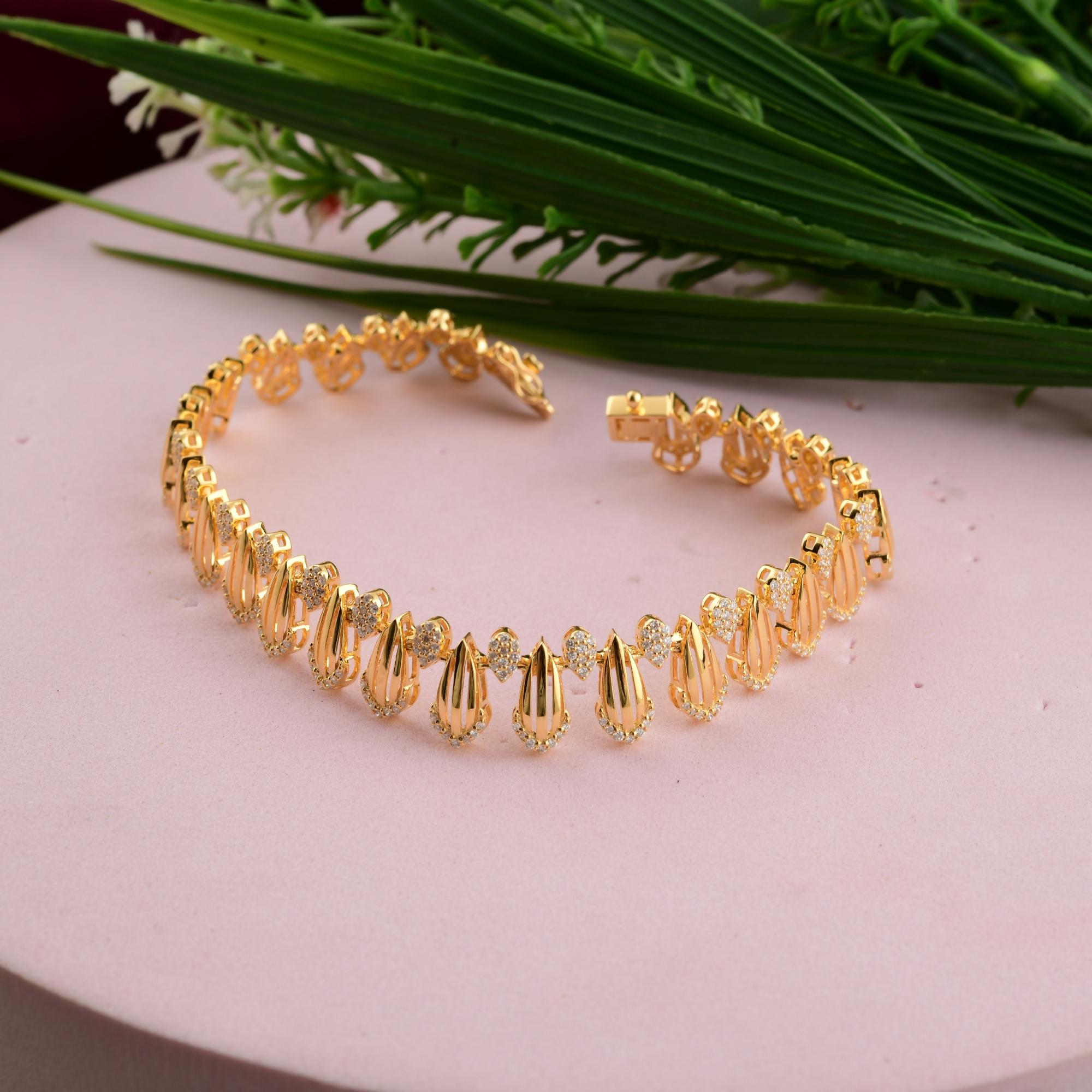 Moderno Bracciale di diamanti naturali da 1,43 carati SI Clarity HI Color Oro giallo 18 carati in vendita