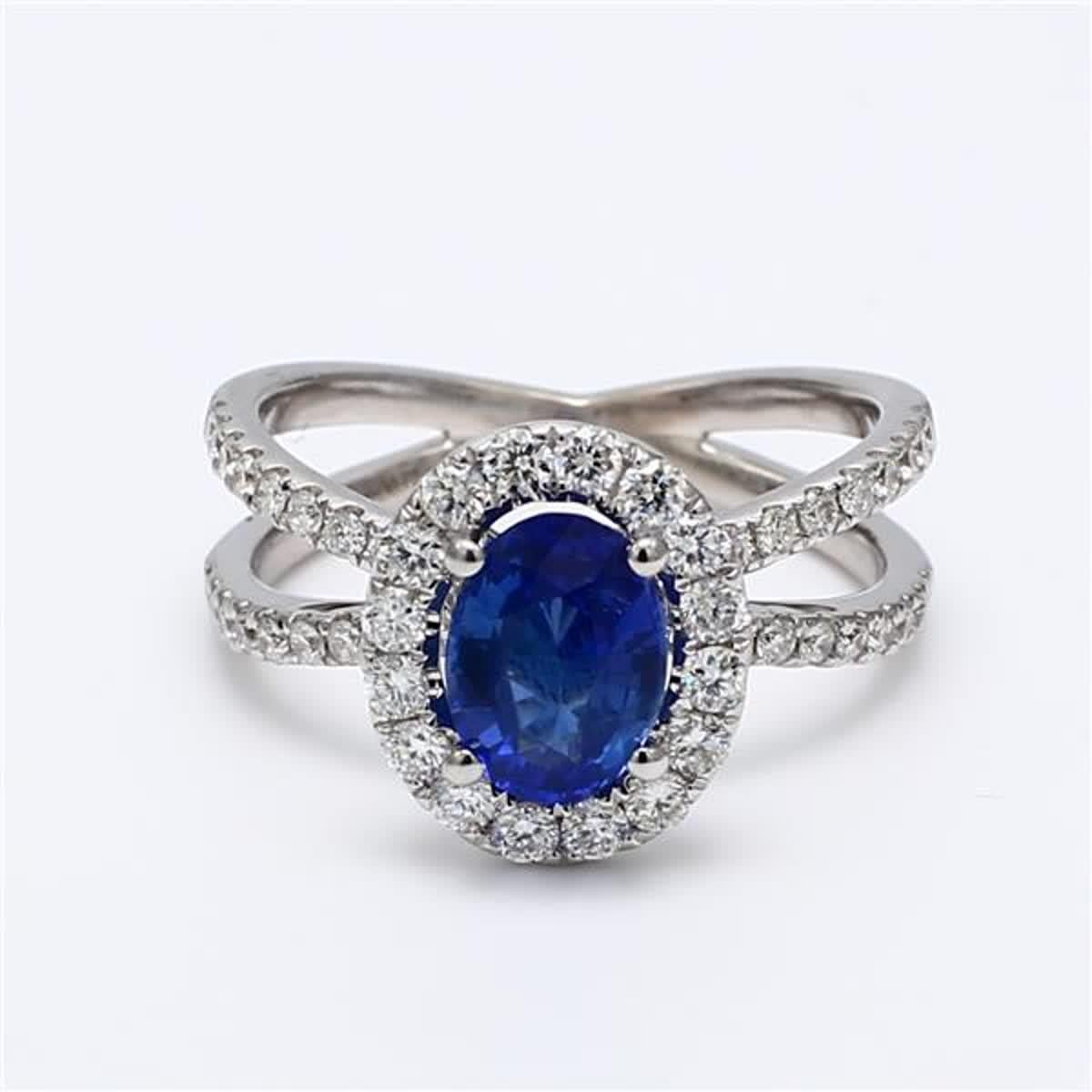 Seltener ovaler Saphir, umgeben von runden weißen Diamanten. Dieser Ring ist für eine einfache Fassung konzipiert. Kann als Cocktailring oder als Ergänzung zu Ihrer Schmucksammlung verwendet werden.

Gesamtgewicht: 2,18cts

Natürlicher ovaler blauer