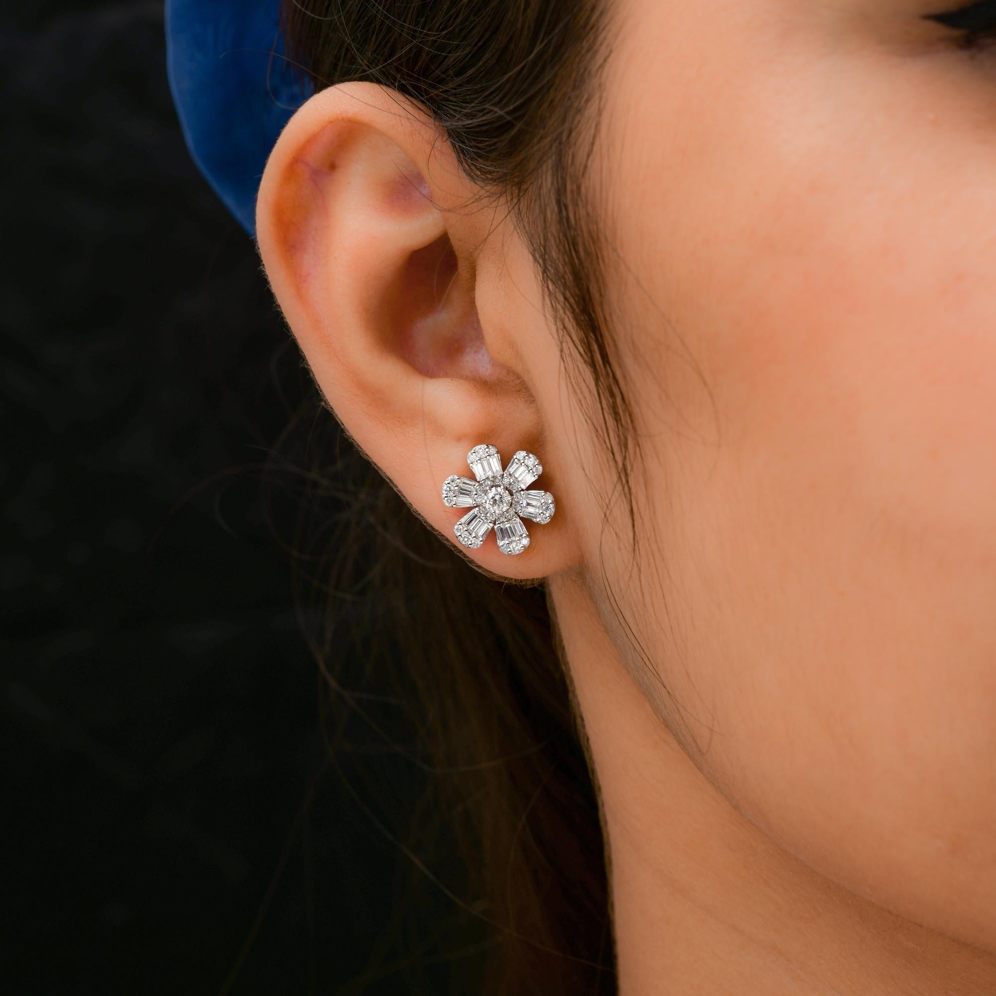Boucles d'oreilles florales en or blanc 18 carats avec diamants baguettes naturels de 1,46 carat SI/H Neuf - En vente à Diera, Dubai