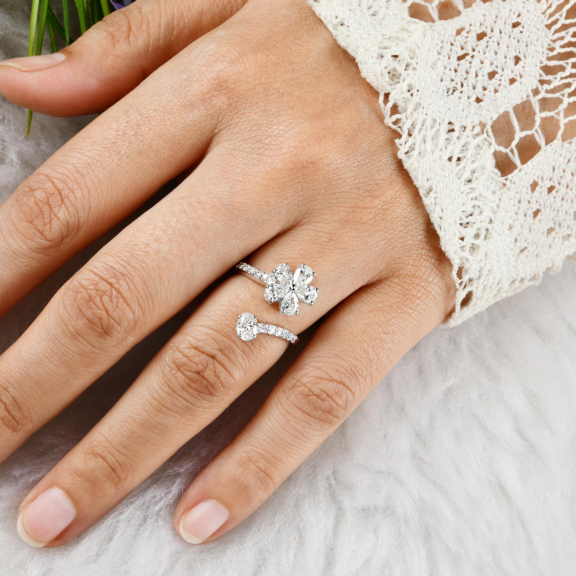 Natural 1.47 Carat Pear Oval Round Diamond Flower Wrap Ring 18 Karat White Gold im Zustand „Neu“ im Angebot in Diera, Dubai