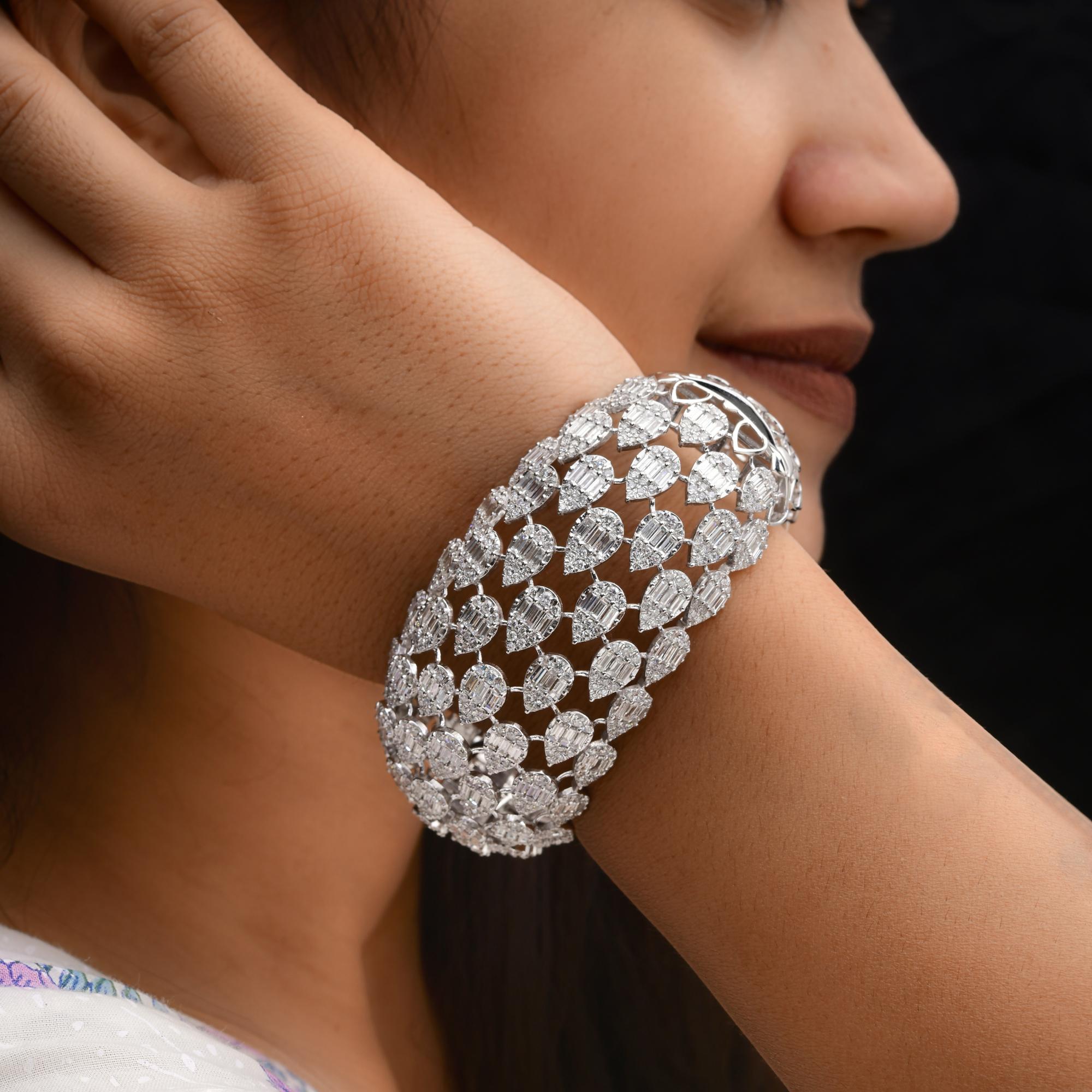 Dieser natürliche 14,85 Karat SI/H Statement-Diamant 14 Karat Weißgold breites Armband verfügt über Baguette und rund geschliffenen Diamanten Cluster machen Birne Formen in sieben Reihen, die eine breite Manschette gesetzt. 
Diamanten sind ein