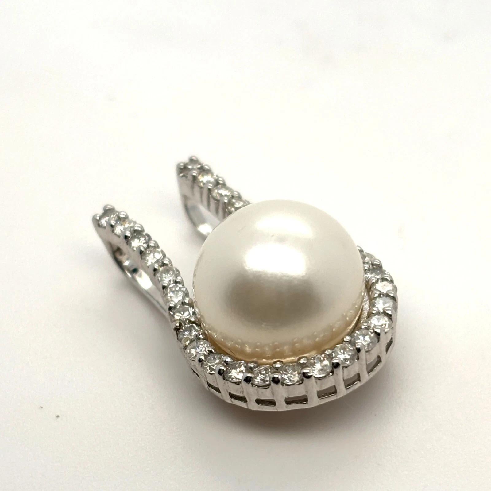 Brilliant Cut Natural 14K White Gold 11mm 0.60ctw 4.53 Gr Diamond & White Pearl Slide Pendant For Sale