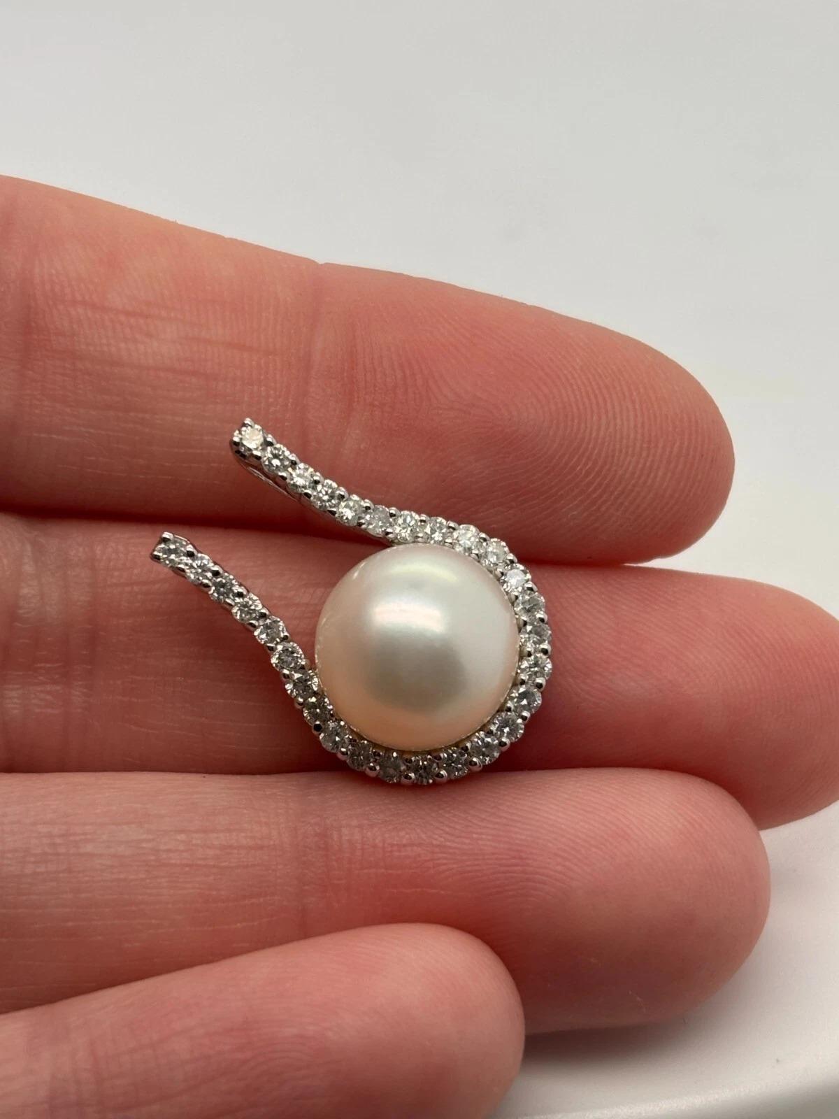 Natural 14K White Gold 11mm 0.60ctw 4.53 Gr Diamond & White Pearl Slide Pendant For Sale 1