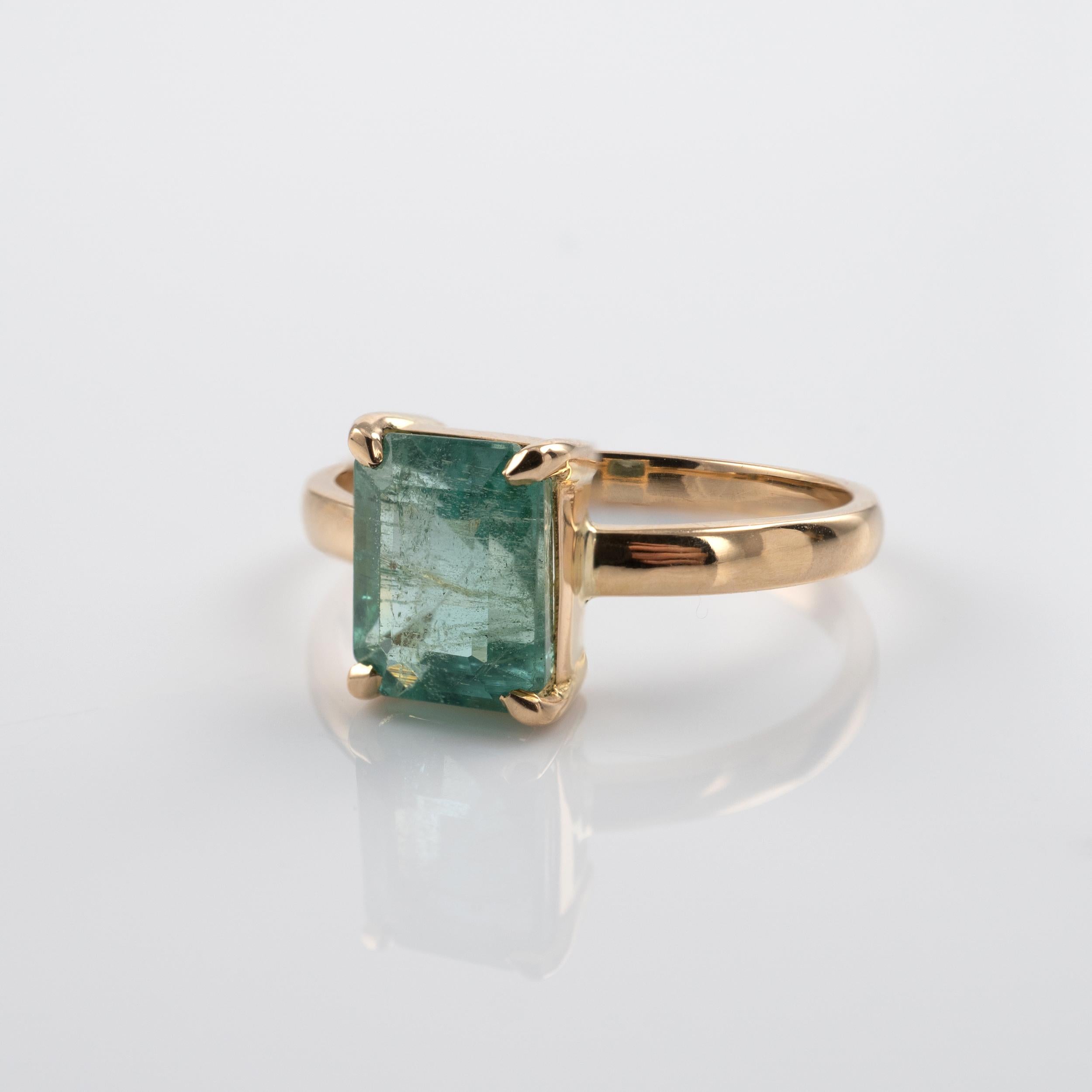 This Columbian Emerald ring 18 karat yellow gold features a single octagon-cut, a natural and untreated emerald of approx 1.5 carats The emerald looks fabulous in the open setting.

The emerald displays a gorgeous light shade of green and excellent