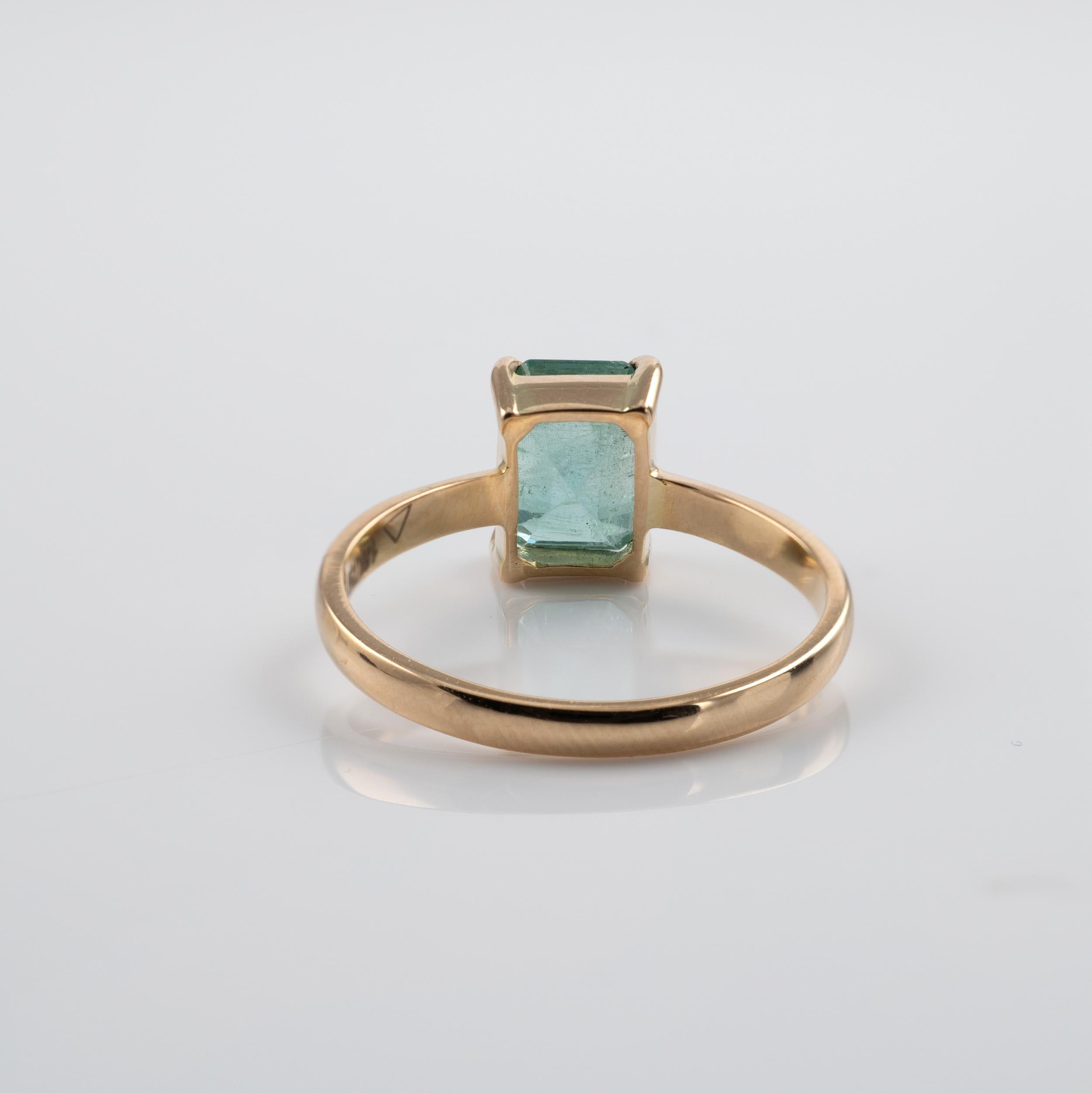 Women's or Men's Natural 1.5 Carat Columbian Emerald Solitaire Ring 18 Karat Yellow Gold
