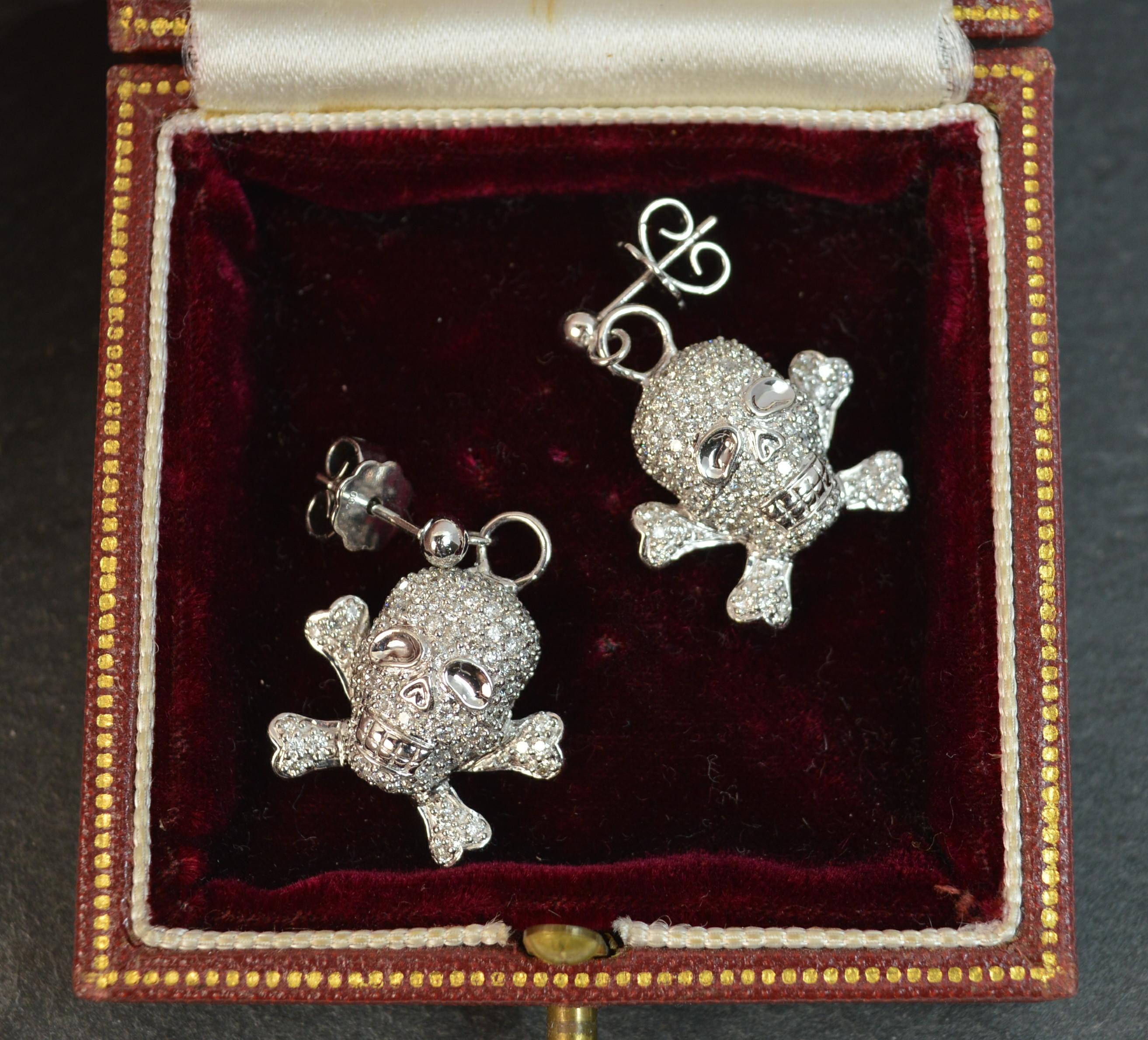 
A stunning pair of Diamond and 18ct Gold earrings.

Each designed with a skull and crossbones design.

Set with plenty of round brilliant cut diamonds, VS clarity. 1.50 carats in total approx.

18mm x 15mm cluster.


CONDITION ; Excellent. Well set