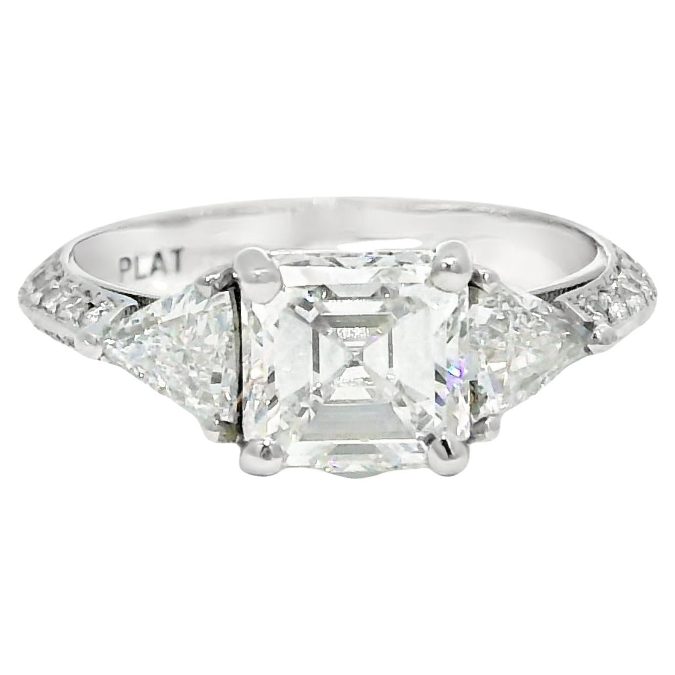 Anello di fidanzamento in platino con diamante taglio smeraldo da 1,50 carati Nature in stock in vendita