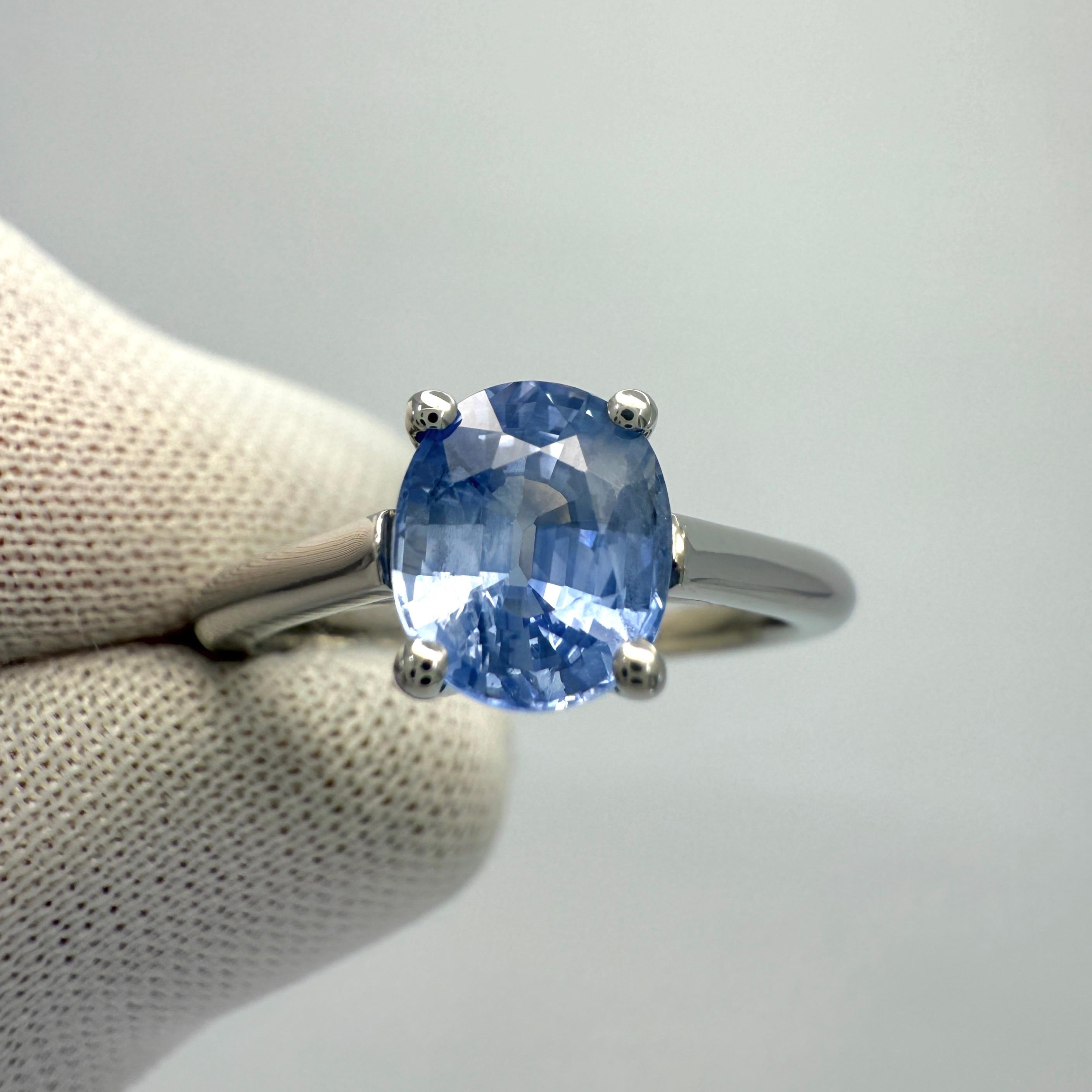 Zafiro de Ceilán azul vivo natural talla oval Anillo solitario de platino 950.

Zafiro de 1.51 quilates de un bello y vivo color azul.
El zafiro también tiene muy buena claridad, piedra muy limpia, VS. Con  una excelente talla ovalada que mide 7x6